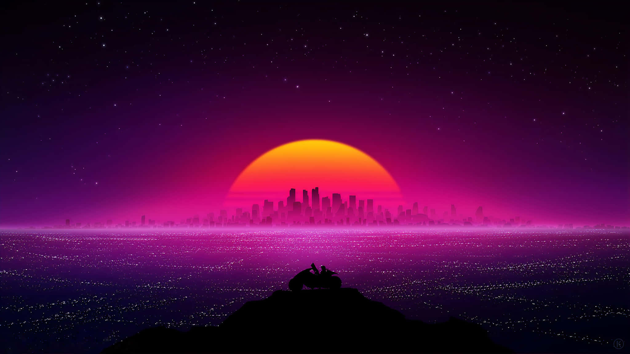2048x1152 桌布 壁紙 — 從山丘上觀看，復古未來主義的夕陽照耀著發光的城市天際線，有兩個剪影人物騎著摩托車。
