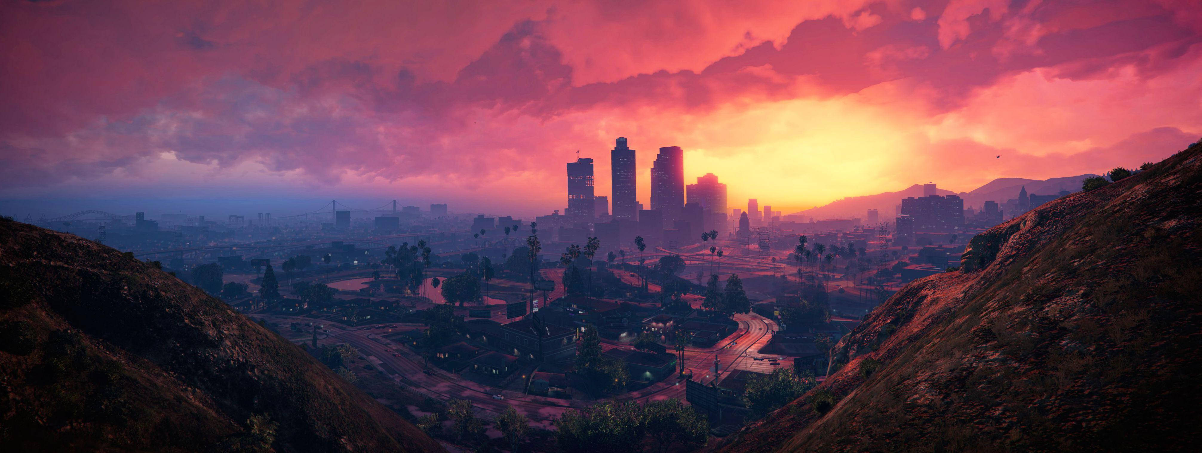 4K gta 5 桌布 壁紙 — 從山頂觀景點望去，一輪充滿活力的夕陽以火熱的粉紅色和橙色色調沐浴著廣闊的城市景觀。