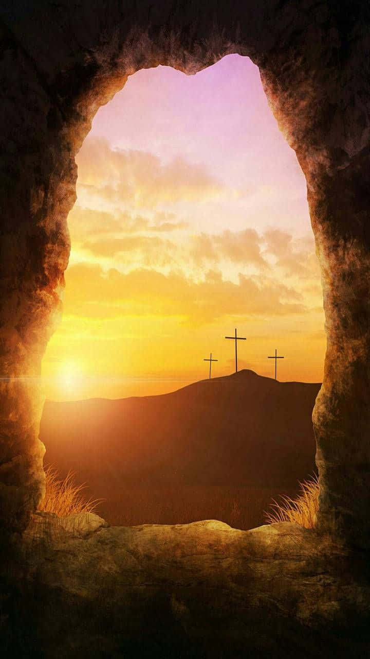 Jesus Resurrection 桌布 壁紙 — 從岩石墓穴內部望向外面，三個十字架在金色日出天空的襯托下形成剪影。