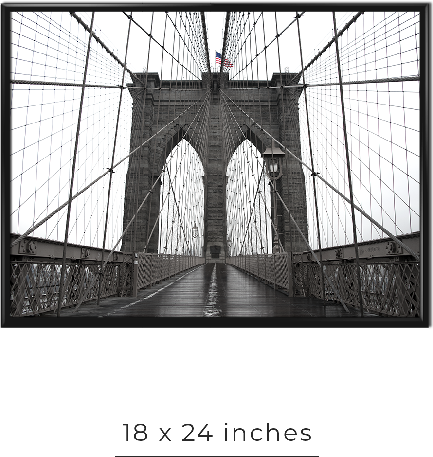 bridge 桌布 壁紙 — 從布魯克林大橋濕滑的步道向下望向石塔和懸索的戲劇性黑白景觀。