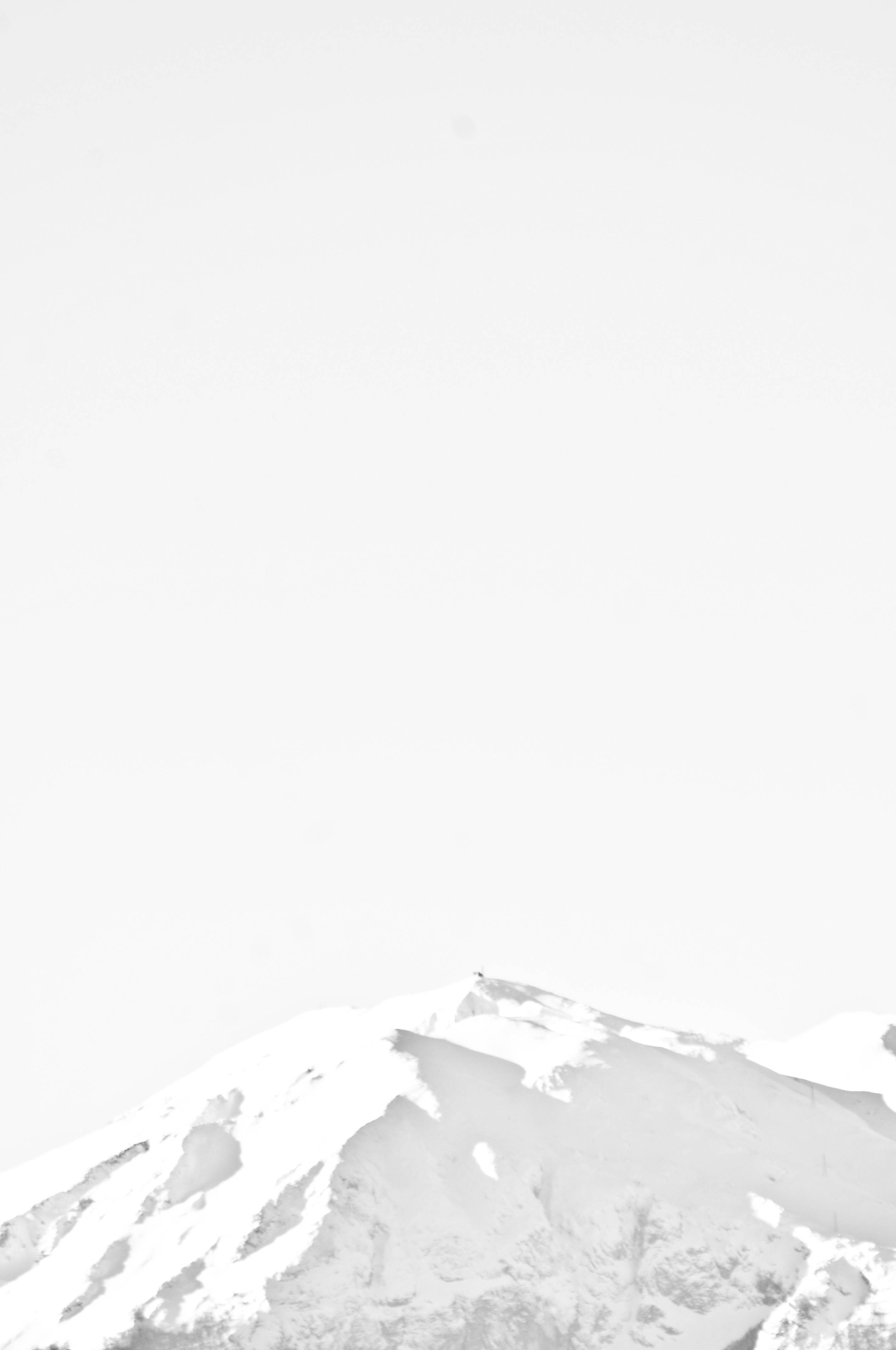 美學 桌布 壁紙 — 從廣闊蒼白天空浮現的雪白山頂的極簡黑白景觀。