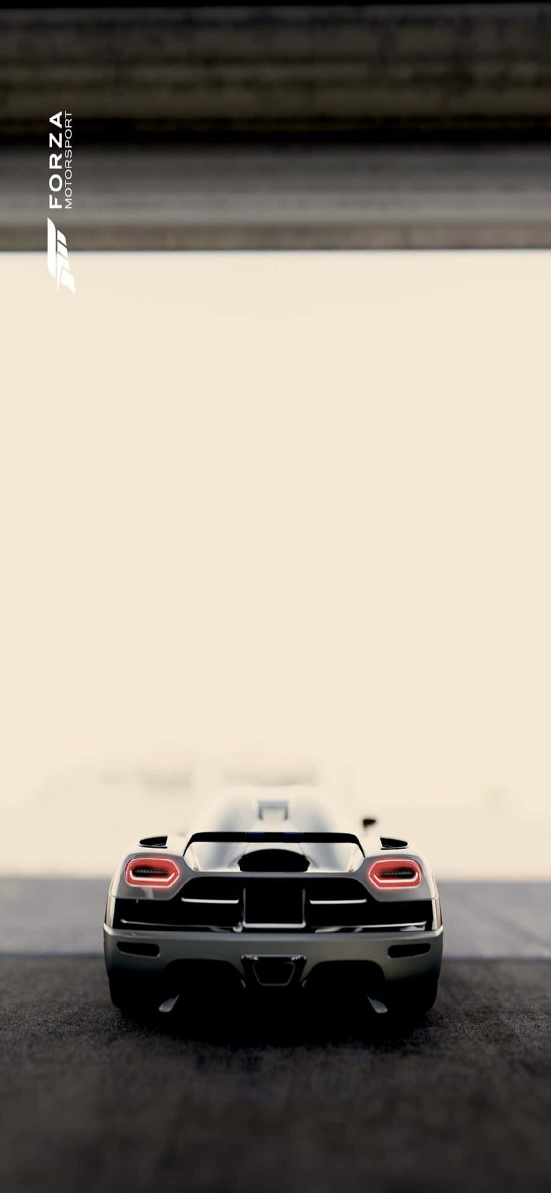 Forza Motorsport 7 桌布 壁紙 — 從後方看到的時尚黑色Koenigsegg超級跑車，帶有發光的紅色尾燈，背景為簡約的米色和灰色。