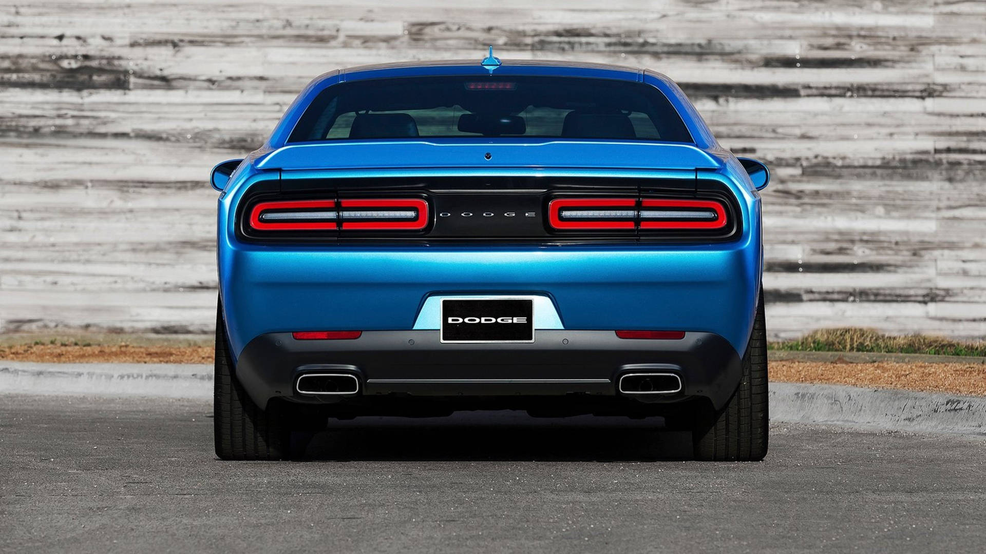 Dodge 桌布 壁紙 — 從後方看到的鮮藍色 Dodge Challenger，背景是風化的木牆。