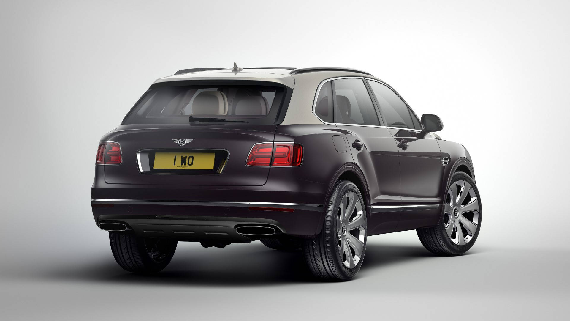 bentley HD 桌布 壁紙 — 從後方觀看，一輛時尚的深紫色賓利 Bentayga SUV 在簡約的攝影棚背景下。