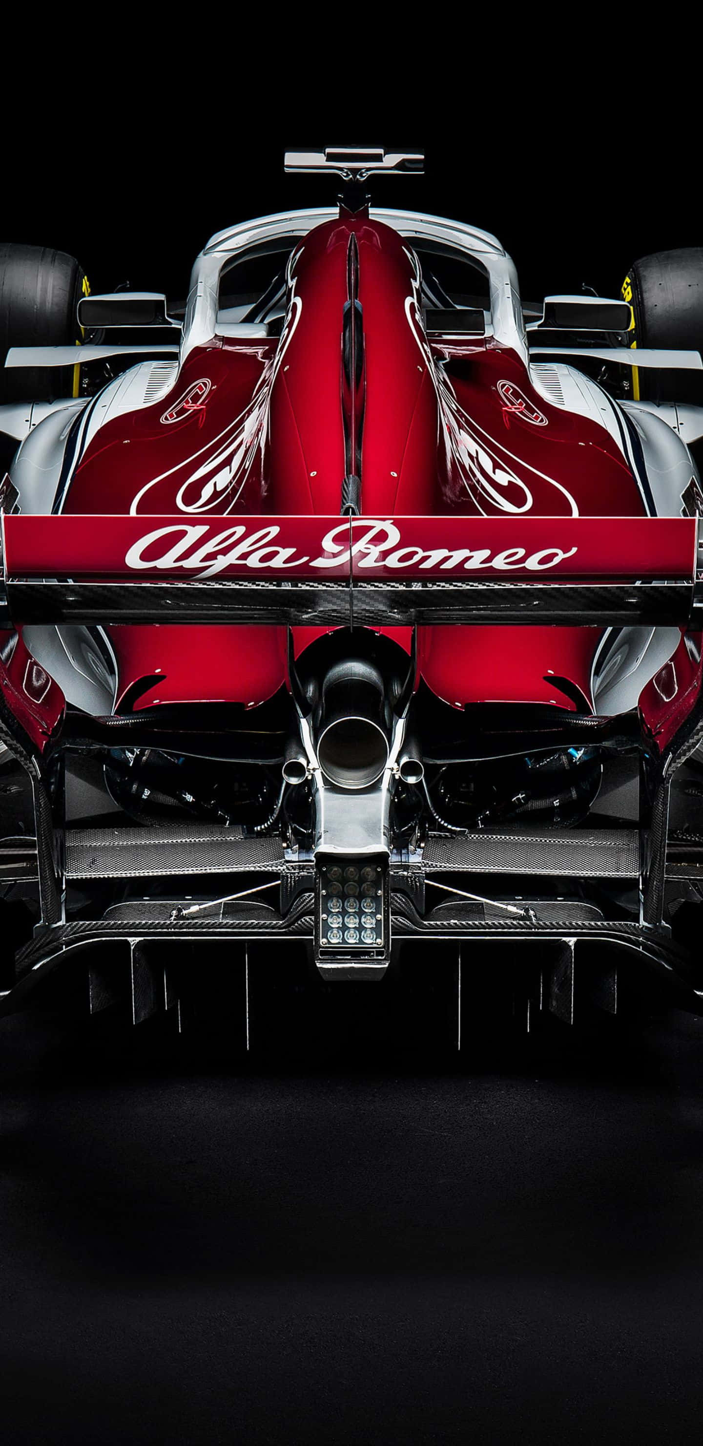 Formula 1 桌布 壁紙 — 從後方觀看，一輛時尚的紅色和銀色愛快羅密歐一級方程式賽車，背景為黑色。