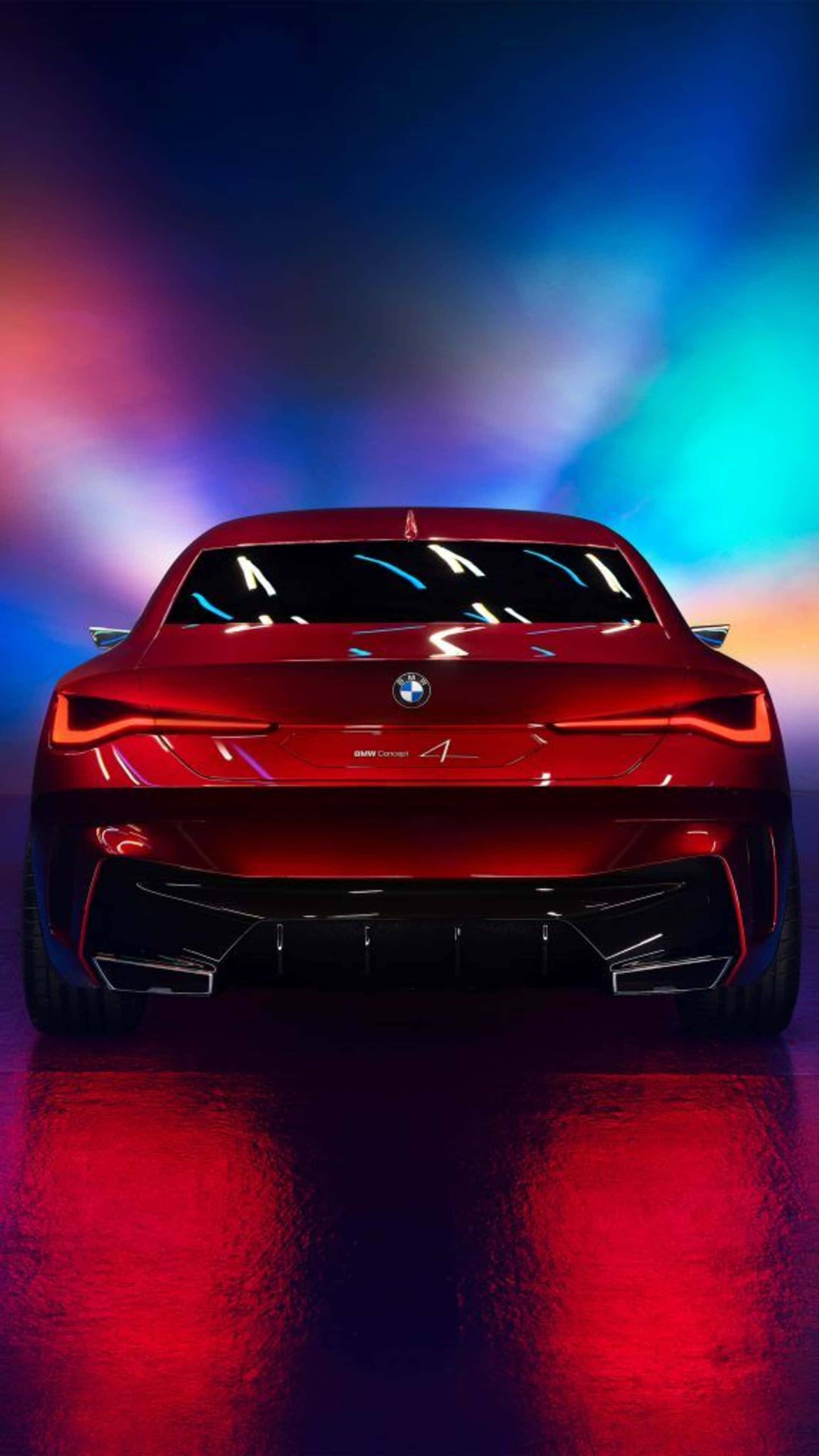 4K汽車 桌布 壁紙 — 從後方觀看一輛亮面紅色BMW汽車，在色彩繽紛的漸層天空下被鮮豔的霓虹燈照亮。