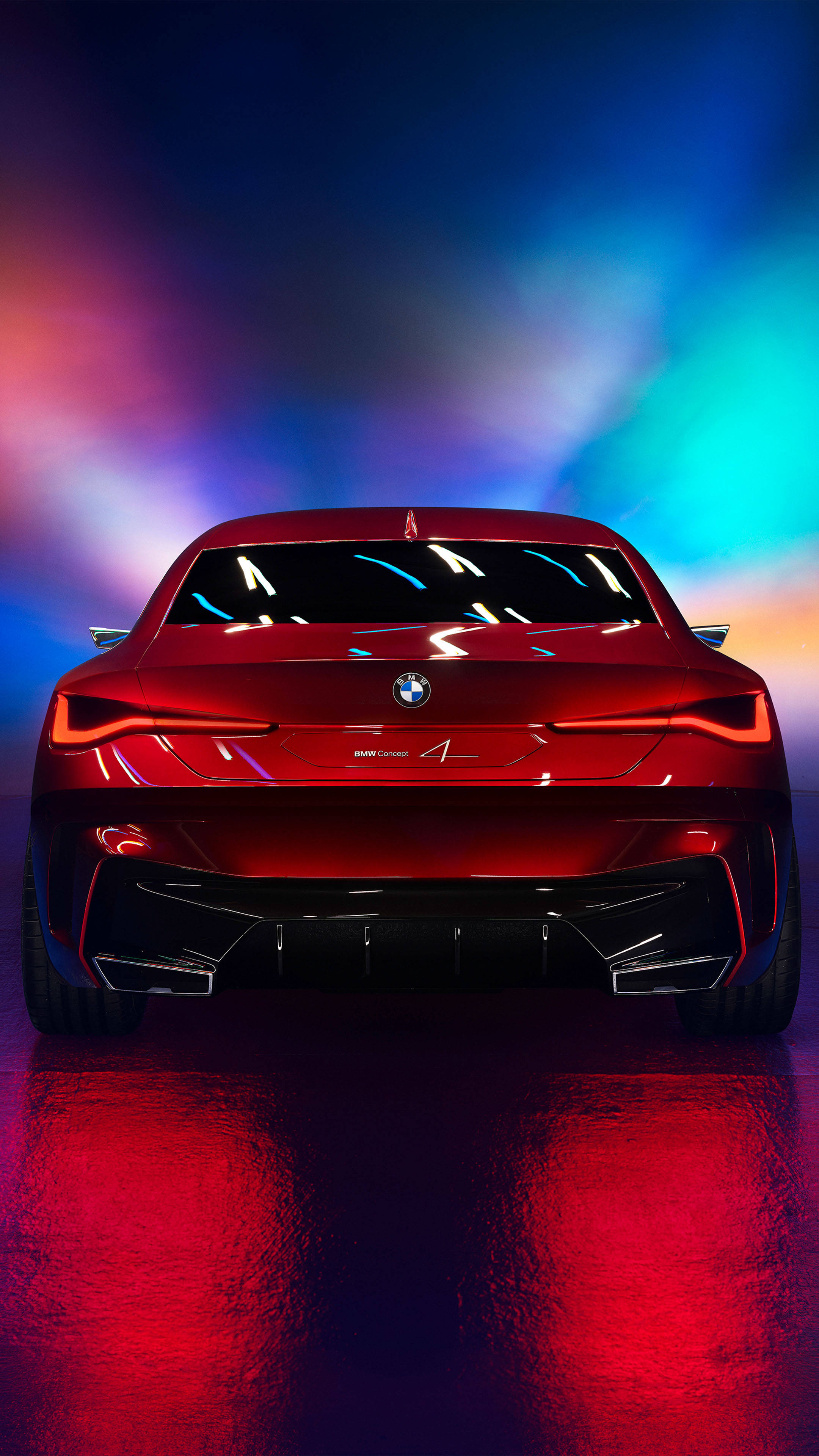 4K BMW 壁紙 桌布 壁紙 — 從後方觀看一輛光澤的紅色BMW汽車，被鮮豔的霓虹燈照亮，背景是色彩繽紛的漸層天空。