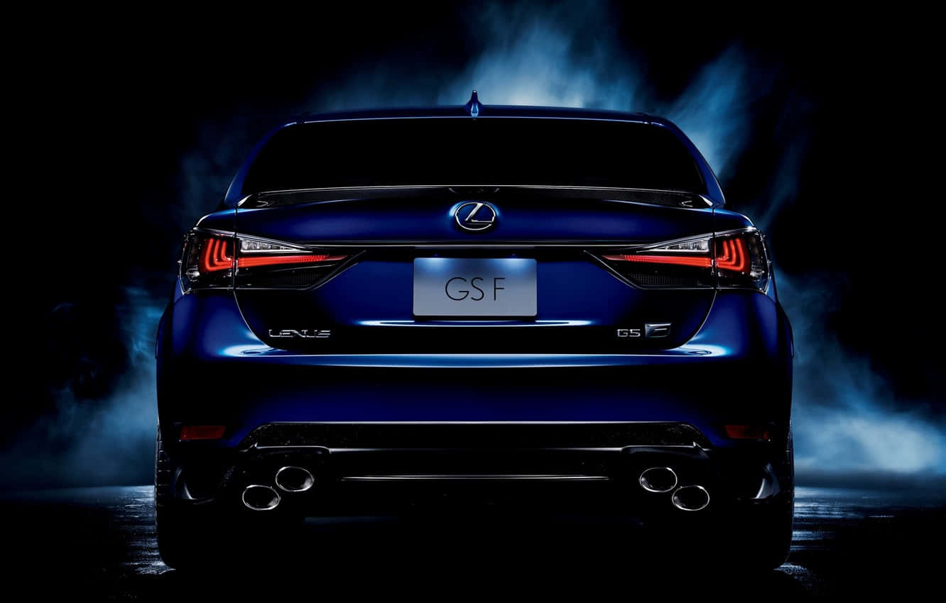 Lexus Gs 桌布 壁紙 — 從後方觀看一輛時尚的藍色 Lexus GS F 跑車，帶有發光的紅色尾燈和戲劇性的藍色煙霧，背景為深色。