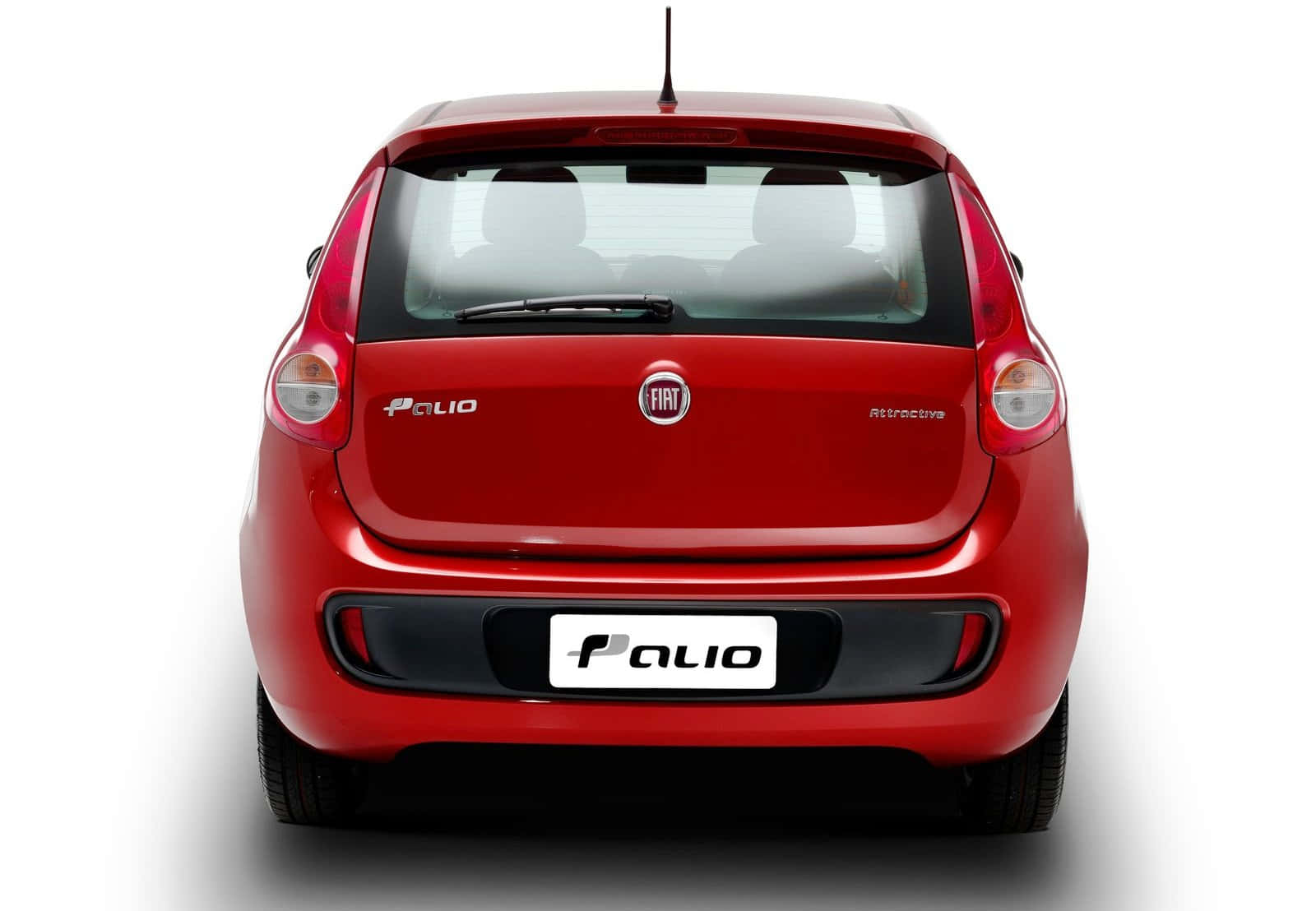 Fiat Palio 桌布 壁紙 — 從後方觀看一輛鮮紅色的菲亞特PALIO小型房車，背景是乾淨的白色攝影棚。