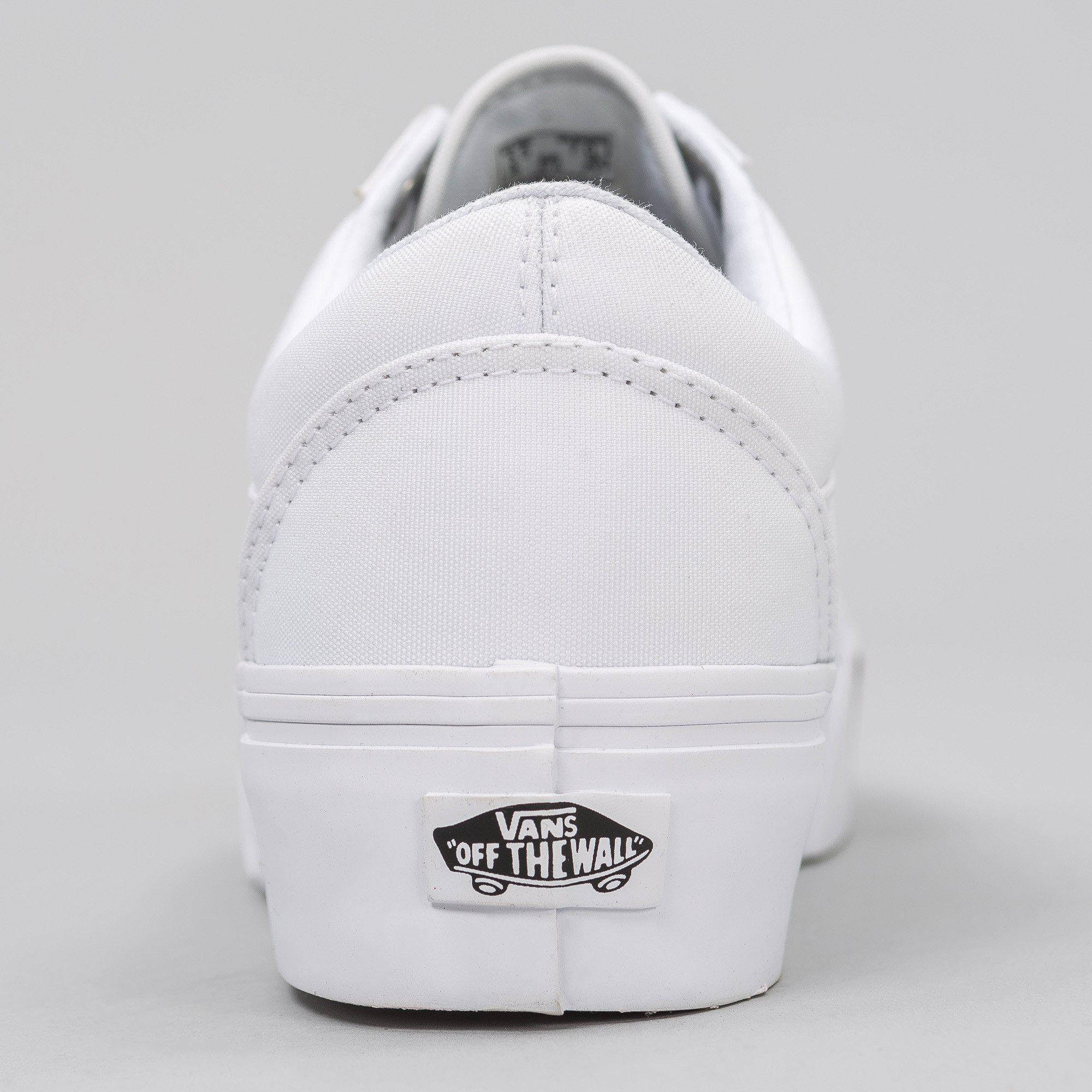 Vans Off The Wall 桌布 壁紙 — 從後方觀看一雙純白色Vans運動鞋，背景為中性灰色。