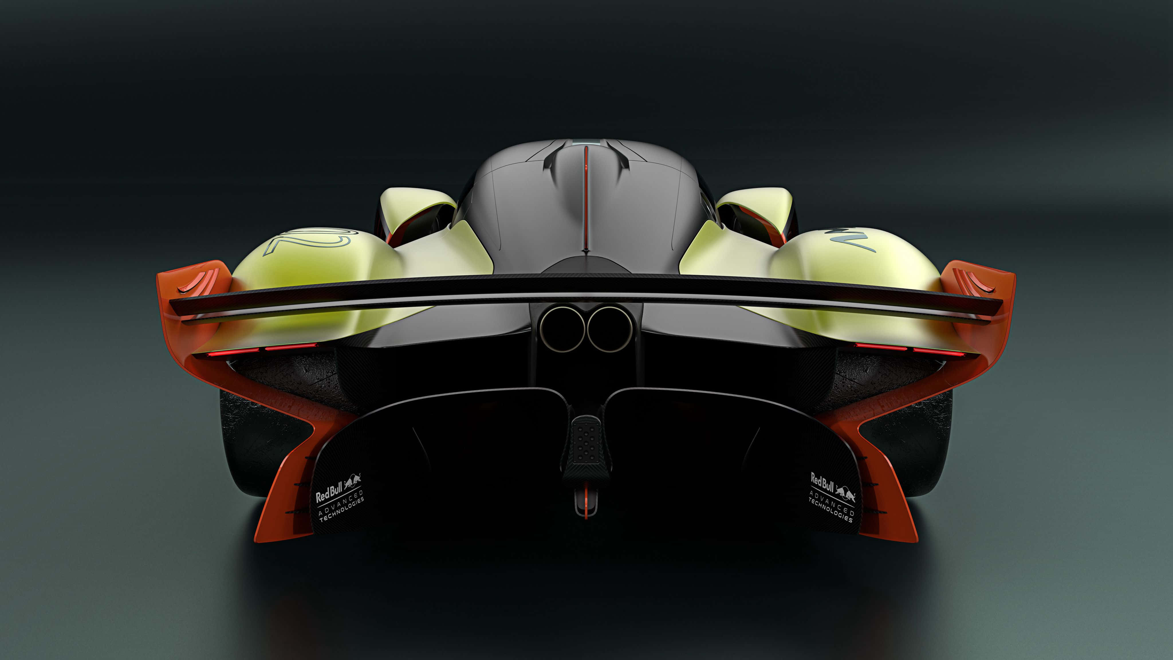 Aston Martin Valkyrie 桌布 壁紙 — 從後方觀看的時尚未來賽車，帶有發光的萊姆綠色點綴和醒目的橙色擴散器，背景為深色工作室。
