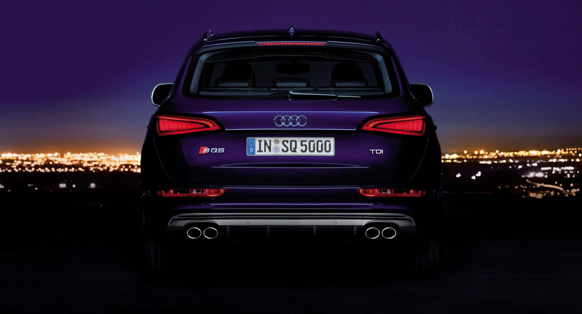 Audi Sq5 桌布 壁紙 — 從後方觀看紫色奧迪 SQ5 SUV，背景是暮色中閃爍著遠方燈光的城市景觀。