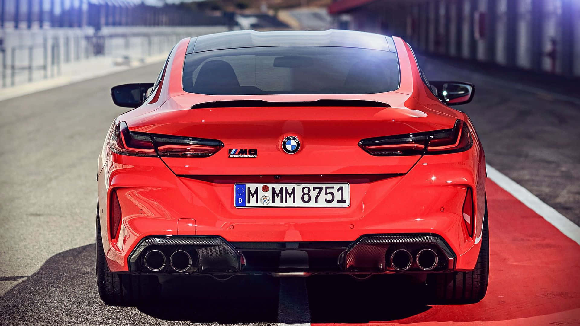 Bmw M8 4K 桌布 壁紙 — 從後方觀看賽道上鮮紅色的BMW M8 Coupe，帶有醒目的尾燈和四出排氣管。