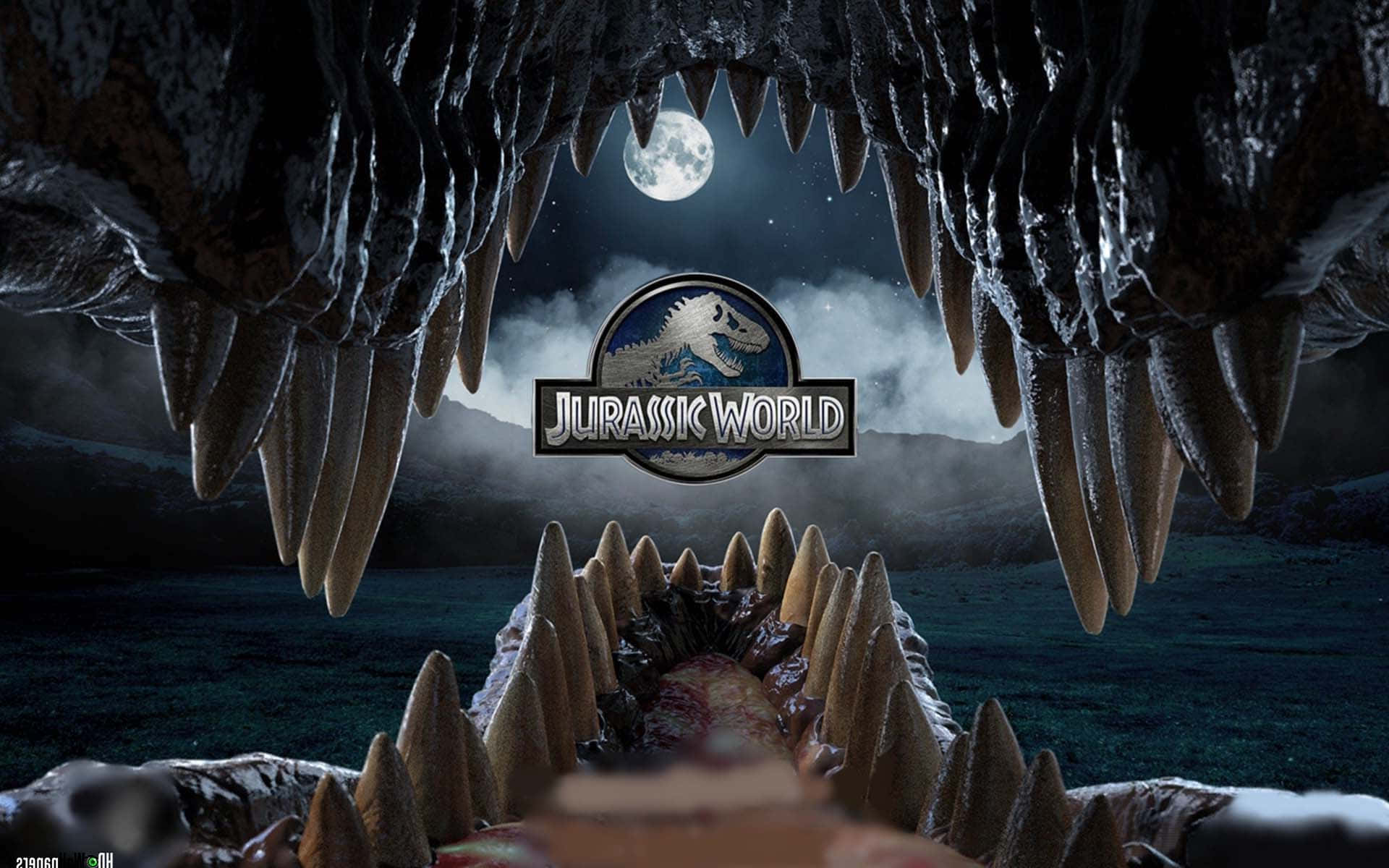 Jurassic World 桌布 壁紙 — 從恐龍嘴內向外看的戲劇性視角，巨大的牙齒框住月光下的 Jurassic World 標誌。