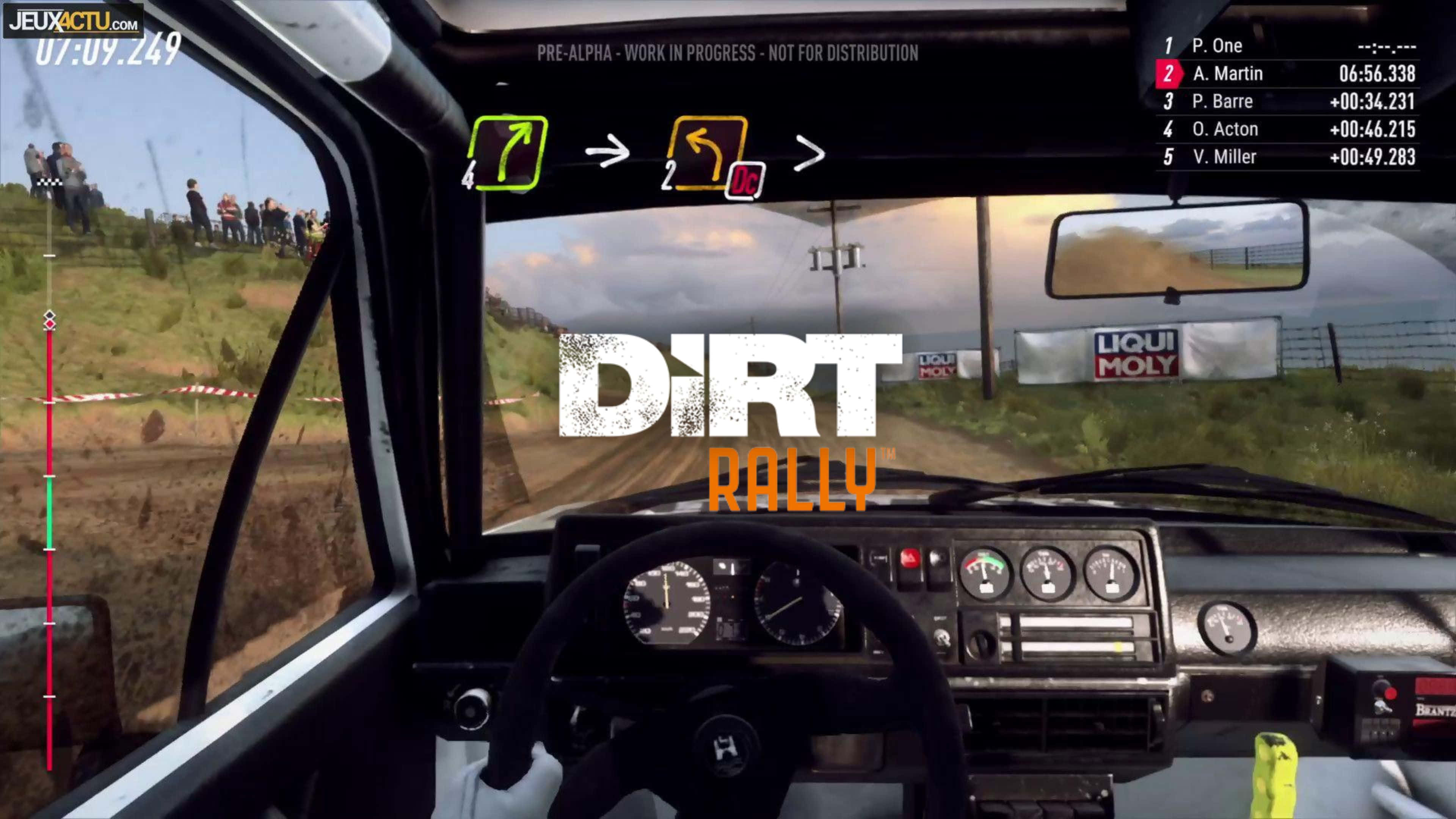 4K Dirt Rally 桌布 壁紙 — 從拉力賽車內部在泥路行駛的第一人稱視角，可見觀眾和賽車HUD元素。