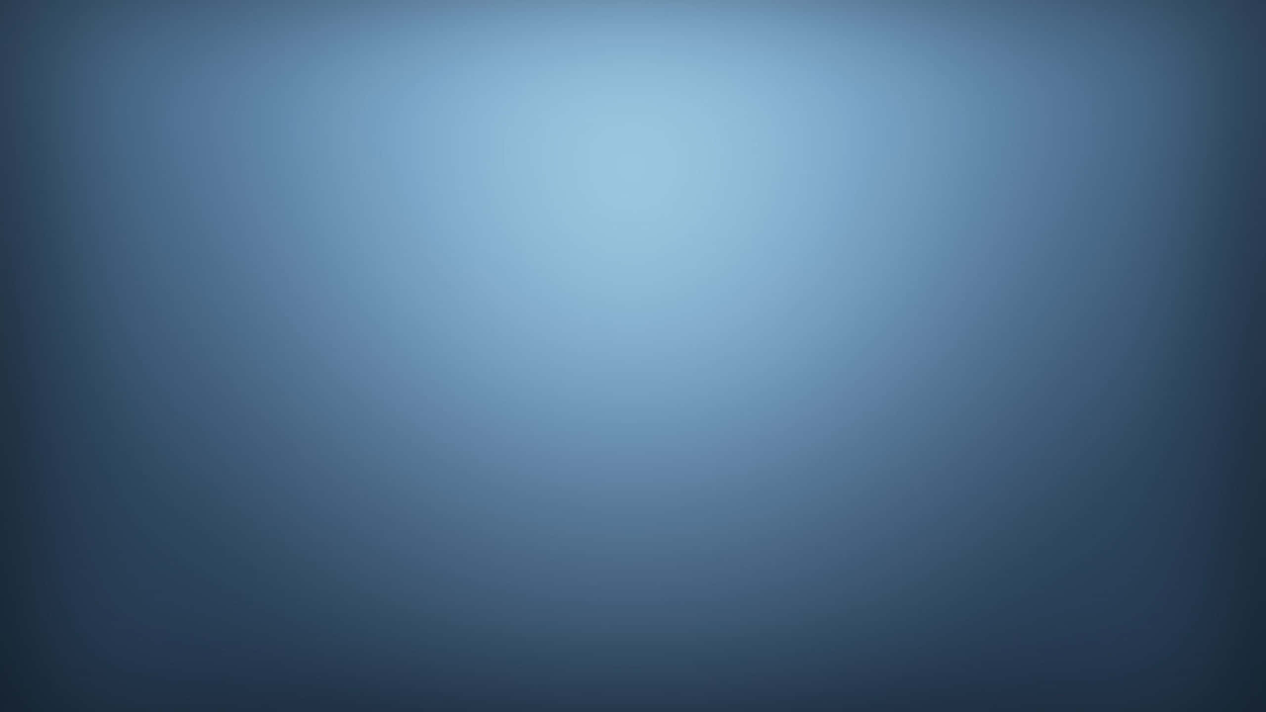 Solid Blue 桌布 壁紙 — 從明亮中心漸變到暗邊的寧靜冷藍色調漸變。