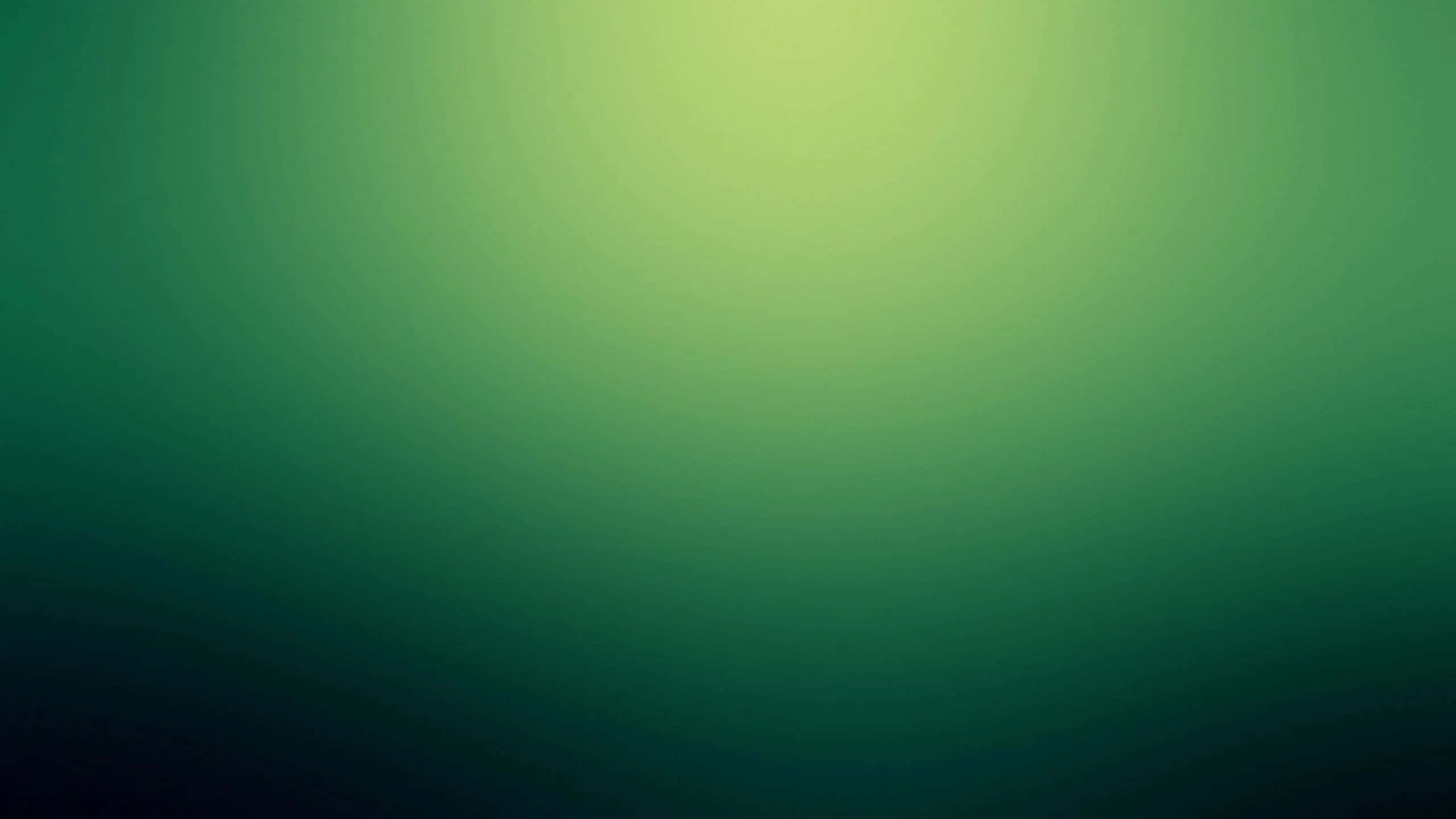 Aesthetic Green Minimal 桌布 壁紙 — 從明亮的中心到深色邊緣散發出綠色色調的平滑漸變，營造出平靜的抽象背景。