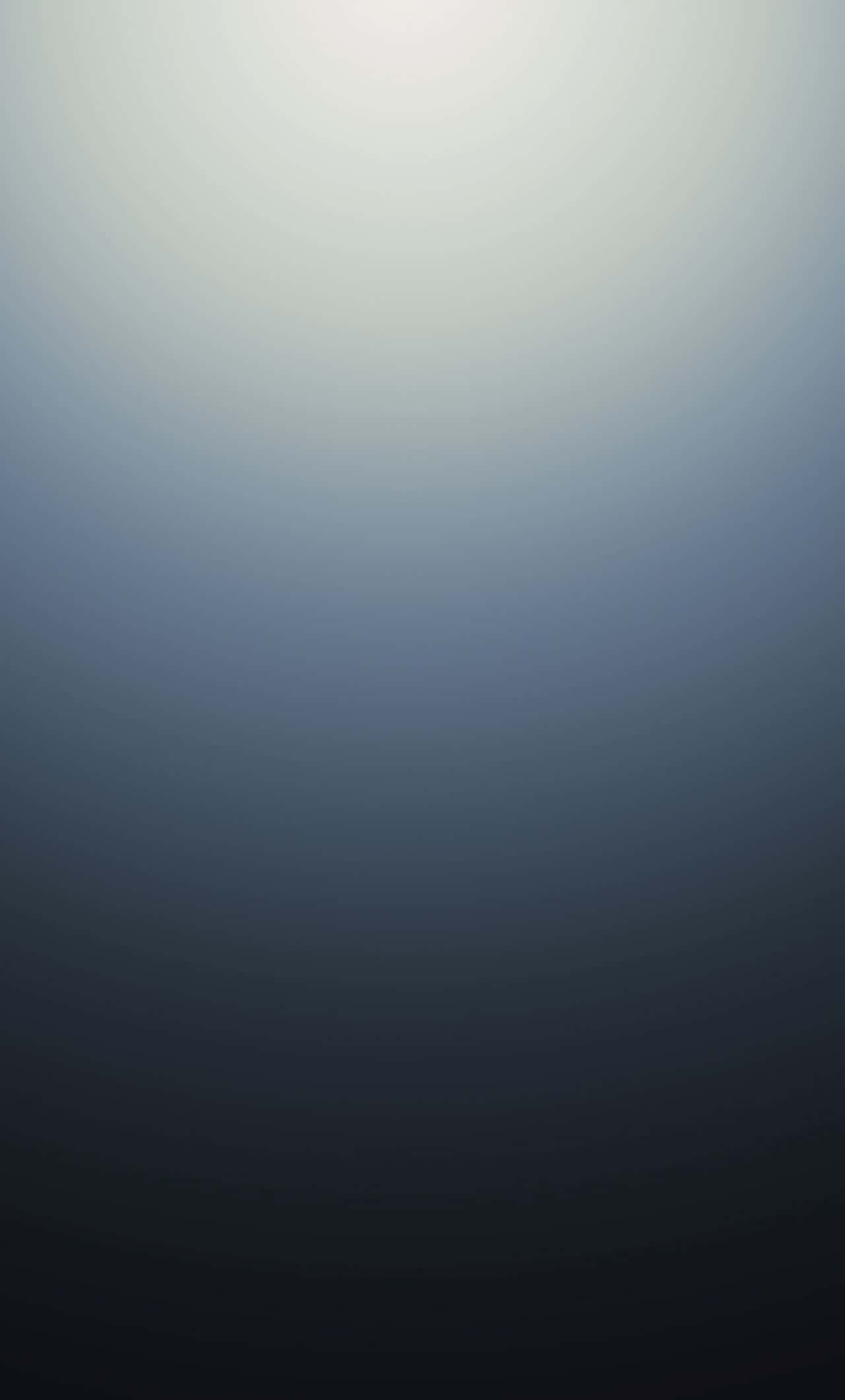 Grey Gradient 桌布 壁紙 — 從柔和白色到深黑色的寧靜漸變，喚起平靜與神秘。