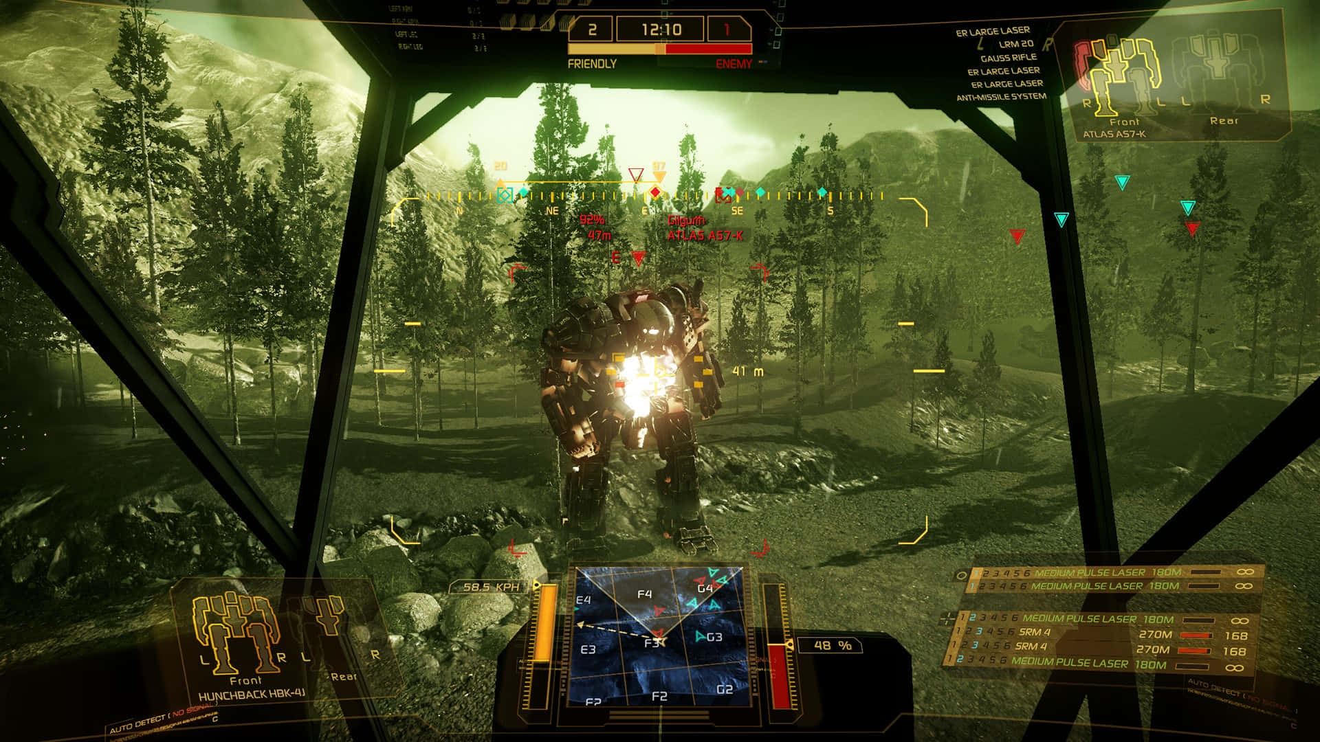 Battletech 桌布 壁紙 — 從機甲駕駛艙以第一人稱視角瞄準森林山區戰場中發光的敵方機甲。