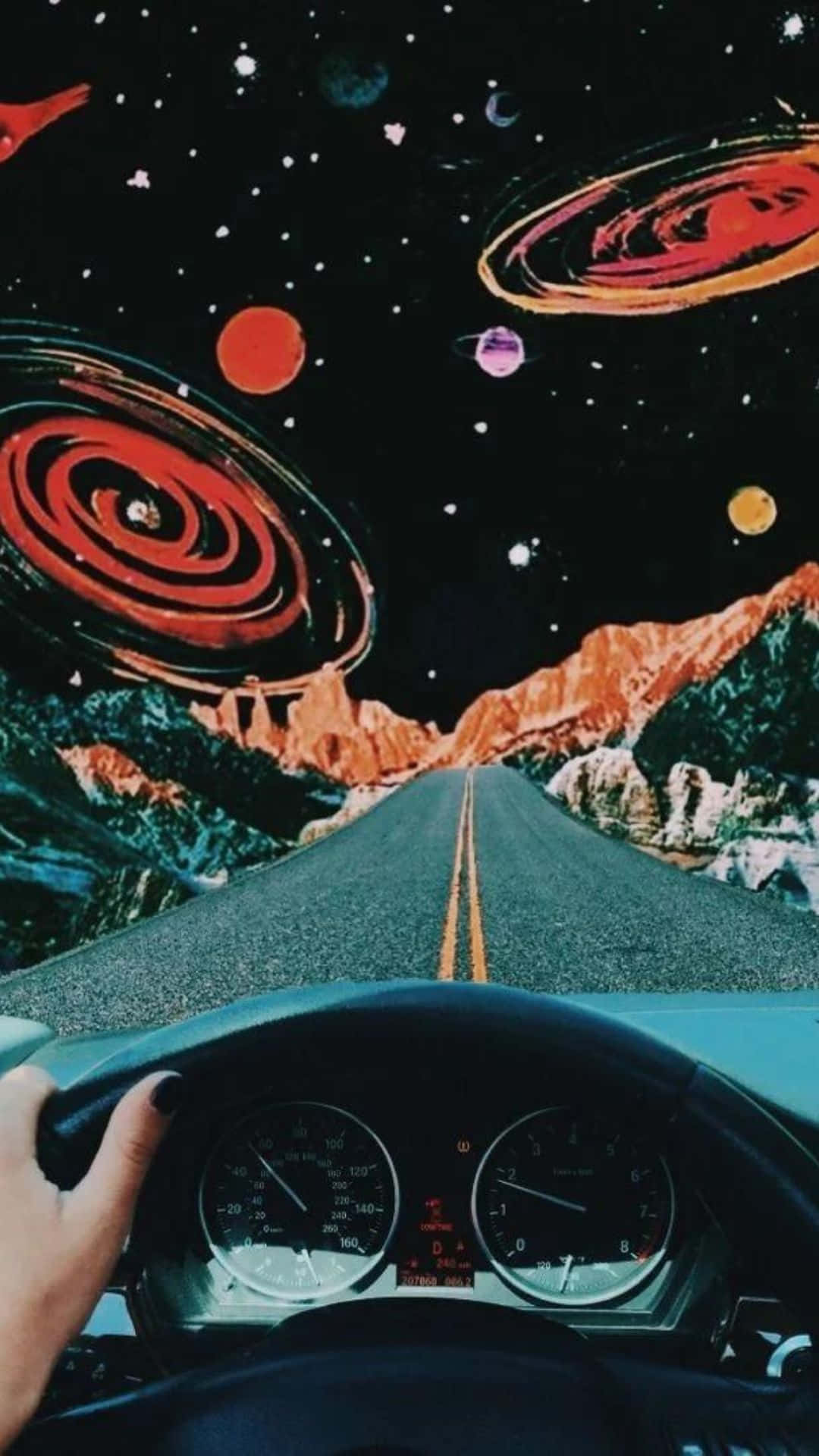 innovation 桌布 壁紙 — 從汽車內駕駛者的視角，行駛在一條穿越超現實山脈的道路上，頭頂是充滿旋轉星系和行星的宇宙天空。