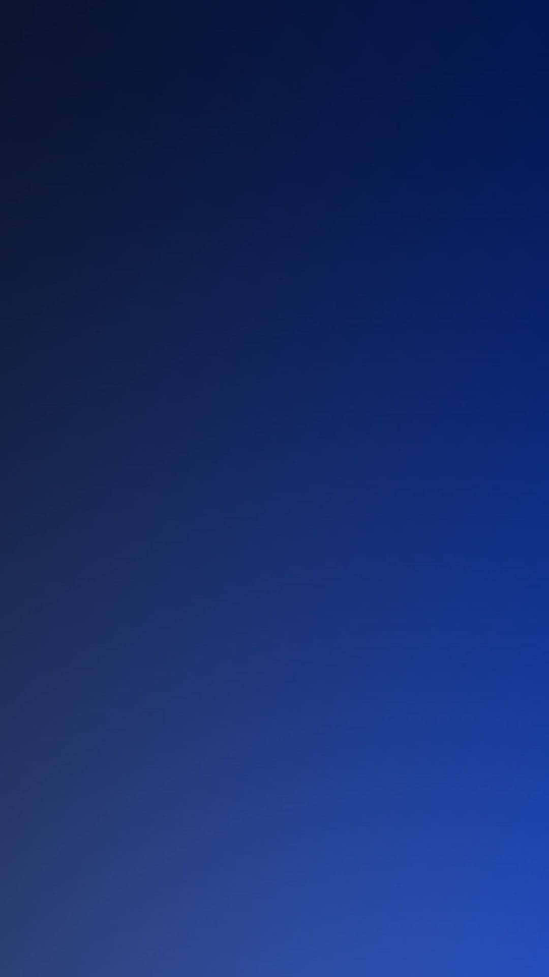 Dark Blue Ombre 桌布 壁紙 — 從深海軍藍到充滿活力的藍色的寧靜漸變，在極簡抽象構圖中喚起平靜與神秘。