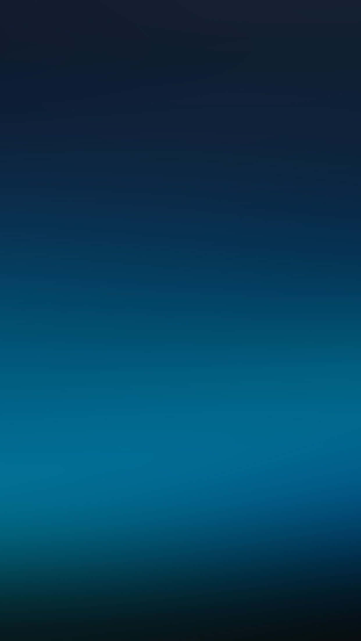 Solid Blue iPhone 桌布 壁紙 — 從深海軍藍到充滿活力的青綠色的柔和漸變，喚起寧靜的海洋深處或黃昏的天空。