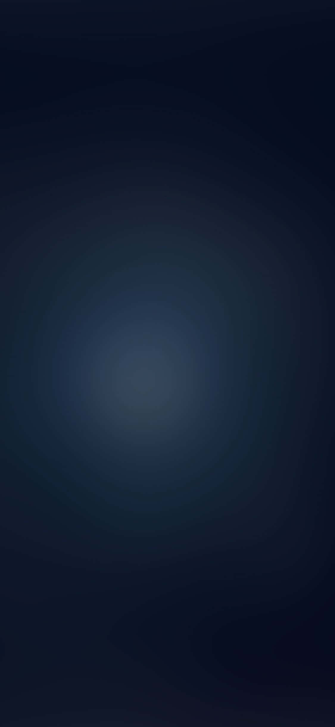 深色 iPhone 桌布 壁紙 — 從深海軍藍到午夜藍的柔和漸變，從中心點柔和地散發出來。