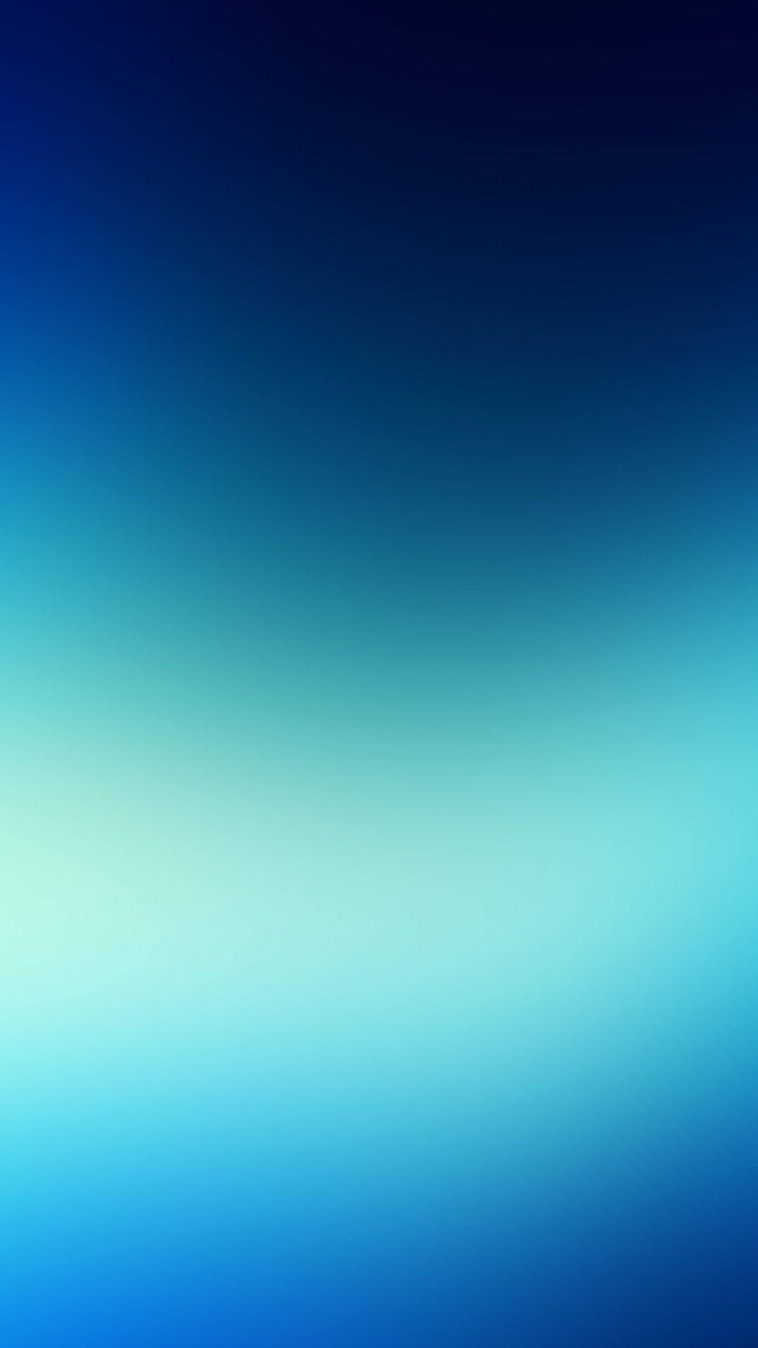 Blue iPhone 桌布 壁紙 — 從深海軍藍到柔和青色的平穩漸變桌布，過渡流暢。