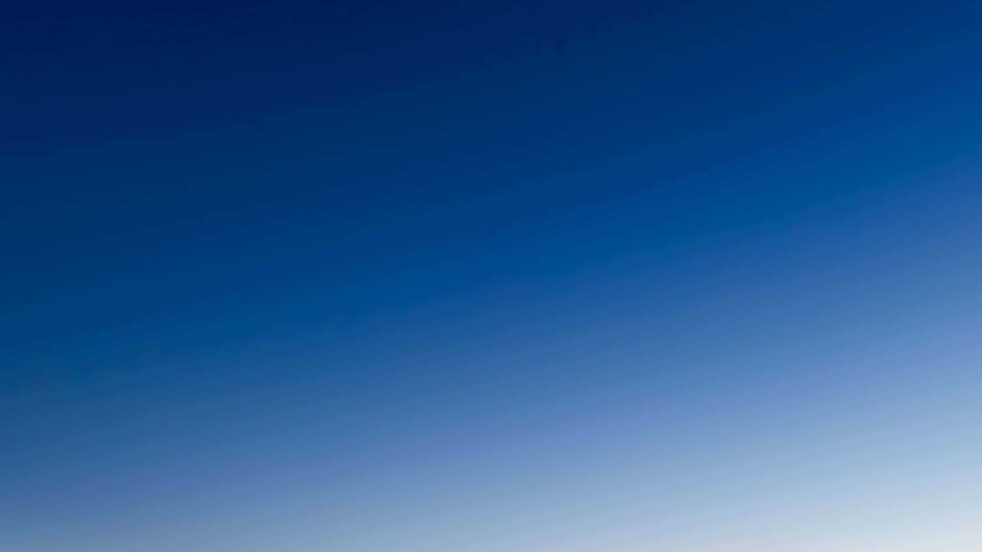 gradients 桌布 壁紙 — 從深海軍藍過渡到柔和淡藍色的寧靜漸變天空。
