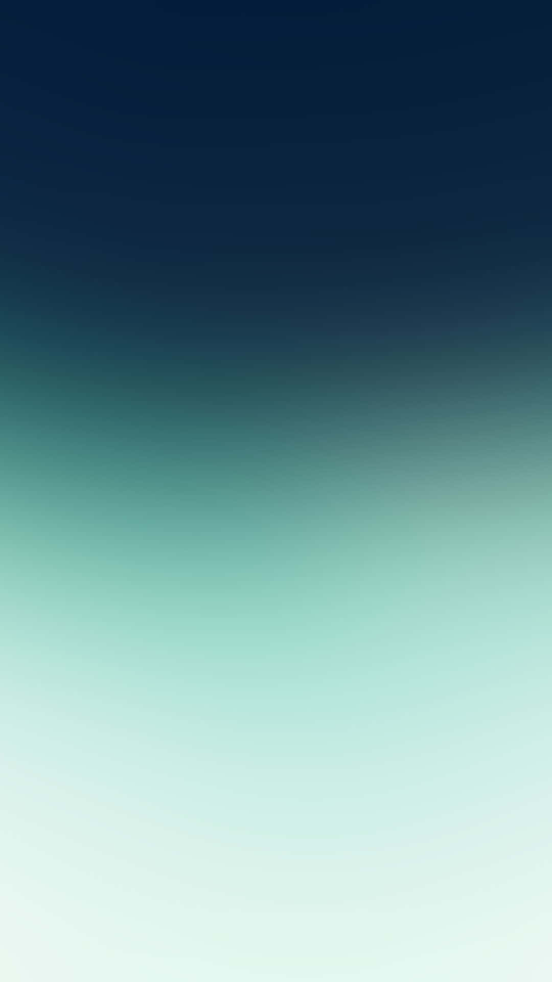 漸層 桌布 壁紙 — 從深海軍藍過渡到柔和薄荷綠和淡白色的寧靜漸變壁紙。
