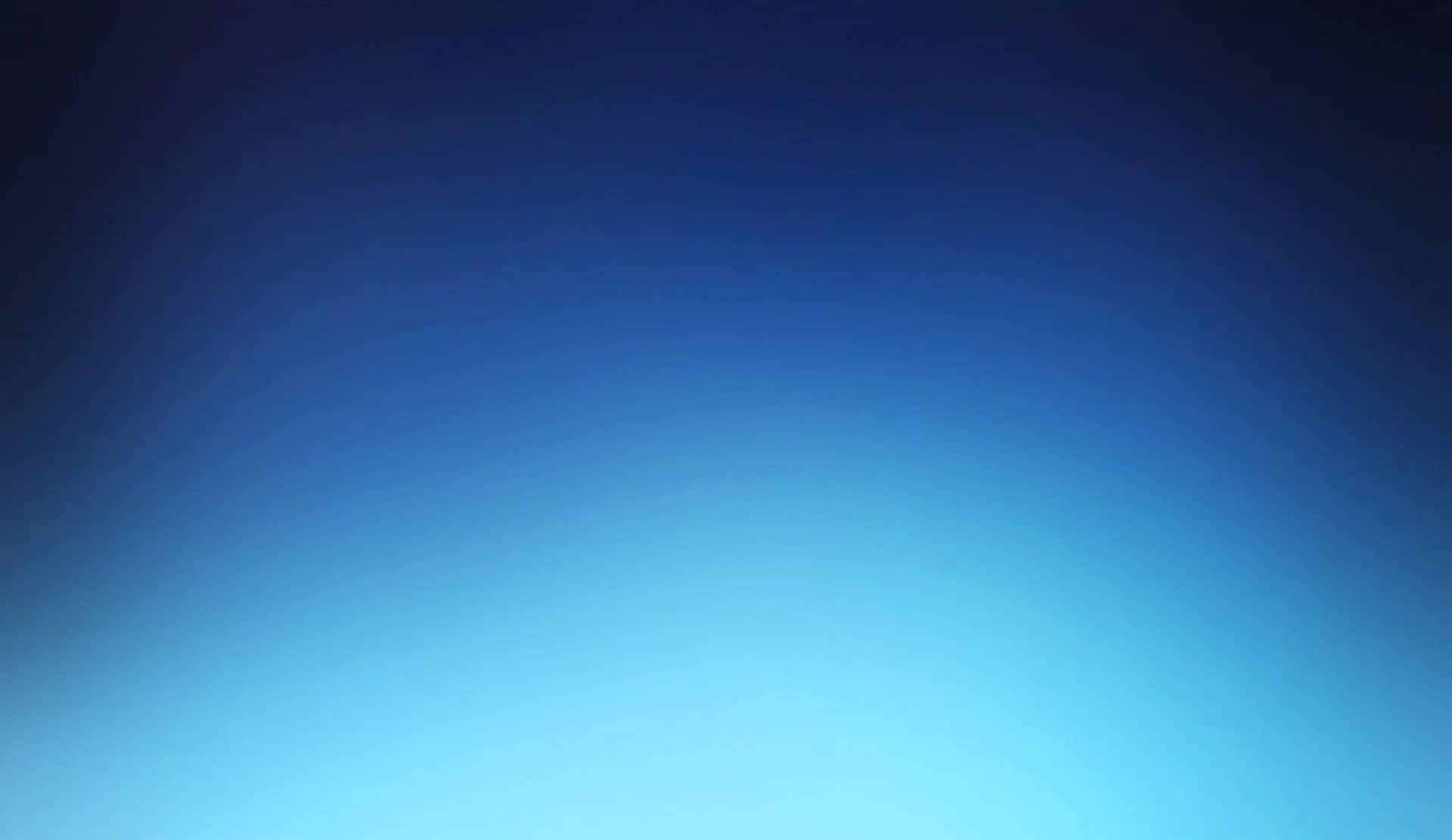Gradient Blue 桌布 壁紙 — 從深海軍藍過渡到柔和青藍色的寧靜天空漸變。