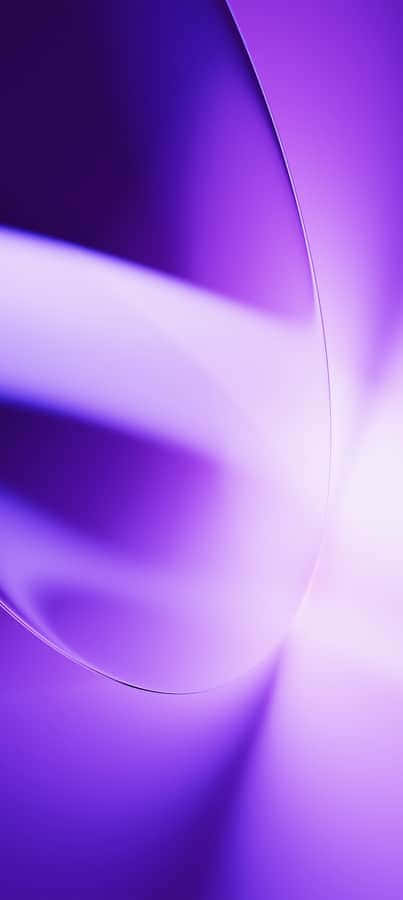 Purple Phone 桌布 壁紙 — 從深紫到淺紫的平滑漸變，搭配柔和發光的曲線和細微高光，營造出寧靜的抽象背景。