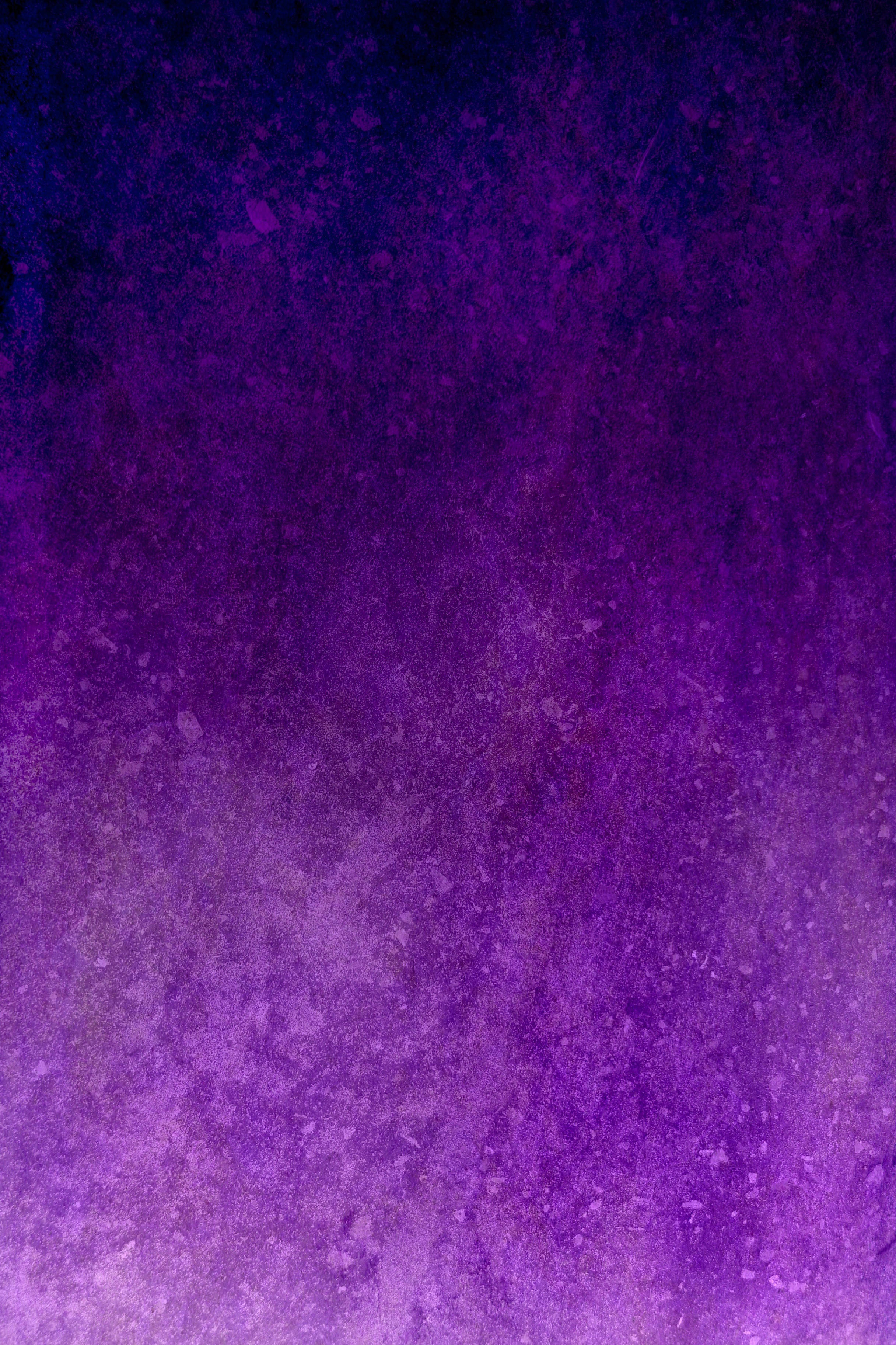 漸層 桌布 壁紙 — 從深紫到淺紫的紋理漸變，帶有斑點狀的筆觸效果，營造出情緒化的抽象背景。