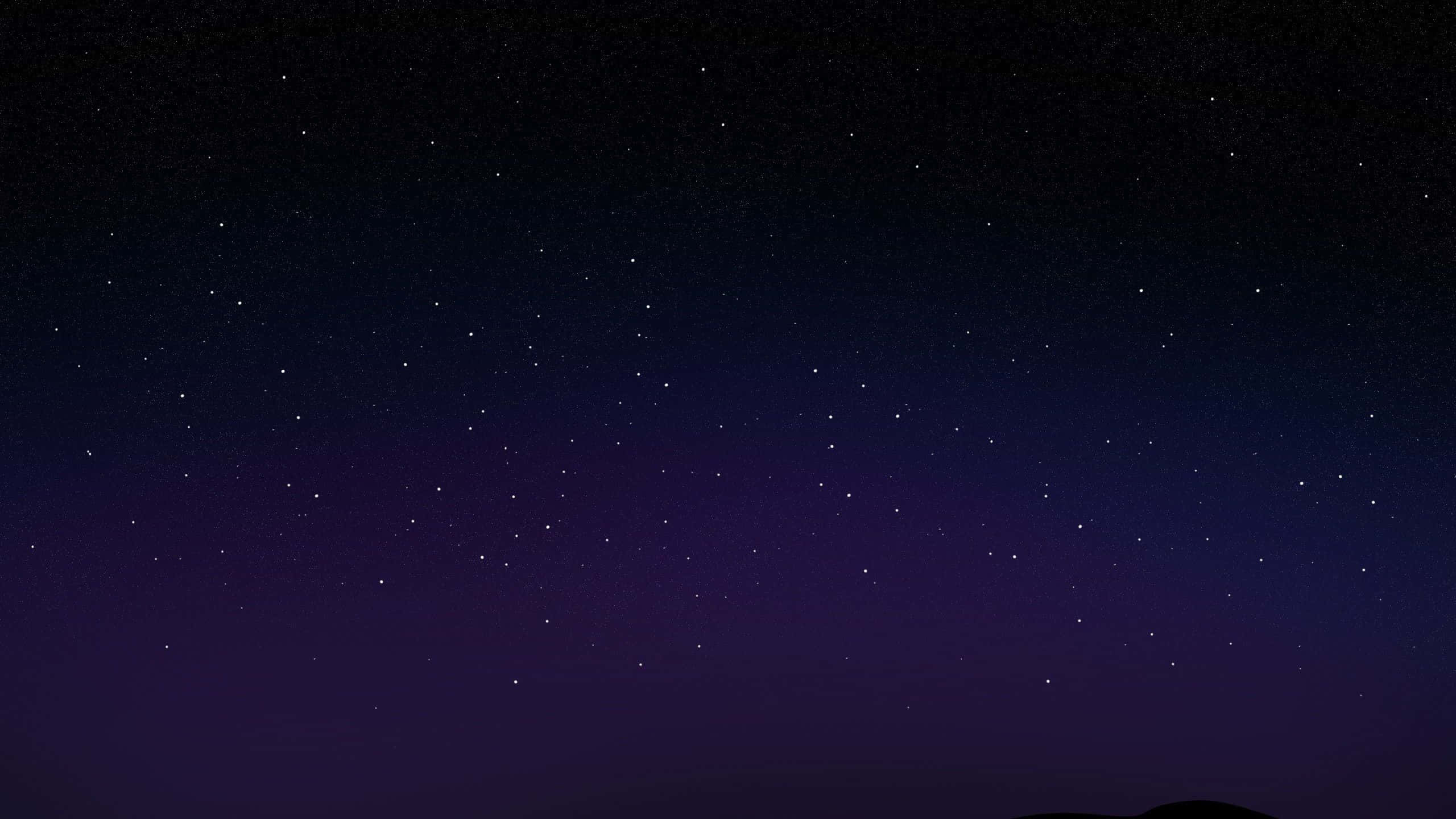 Dark Sky 桌布 壁紙 — 從深紫色到黑色的寧靜夜空漸變，黑暗地平線上方點綴著閃爍的星星。