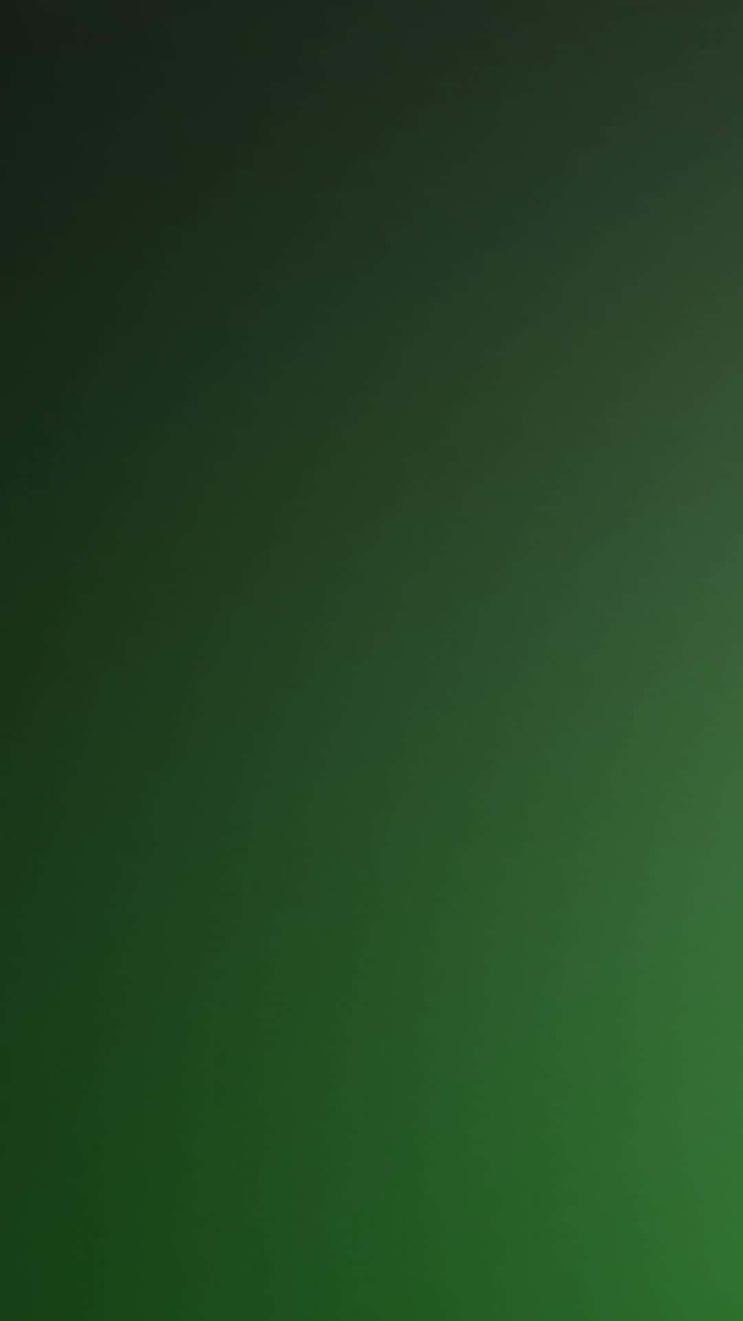 Green Gradient 桌布 壁紙 — 從深綠到亮綠的平滑漸變，帶有微妙的色調變化，營造出平靜的抽象背景。