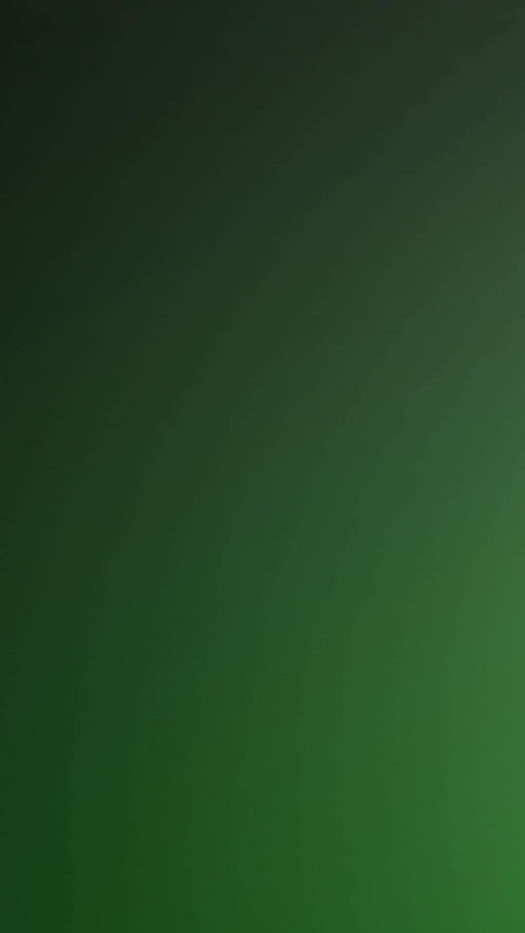 Green Phone 桌布 壁紙 — 從深綠色到鮮豔綠色的漸變，柔和光線在畫面中逐漸淡出。