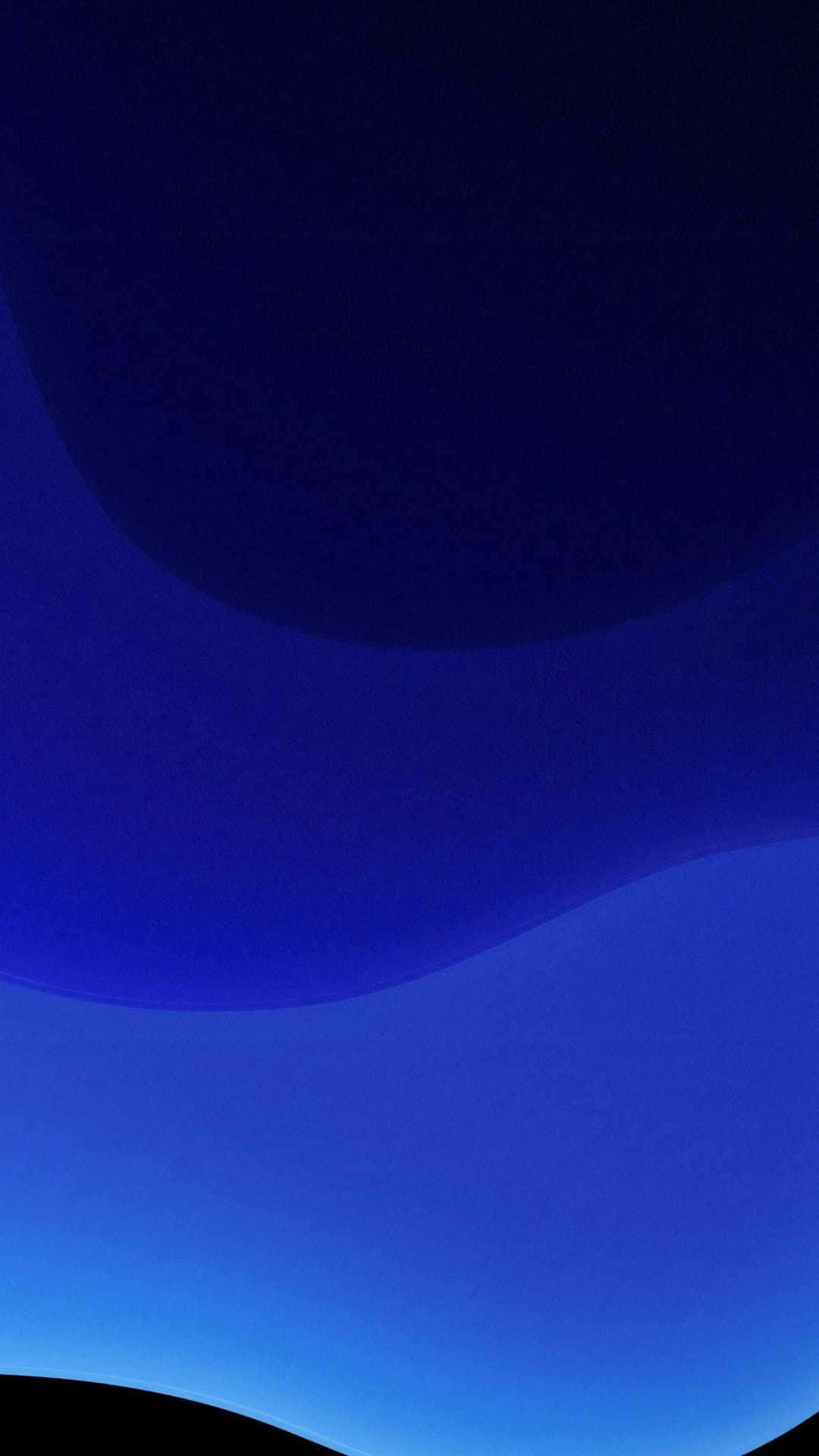 Azure Blue 桌布 壁紙 — 從深藍到淺藍的寧靜抽象漸變，帶有柔和流暢的曲線和微妙的斑點。