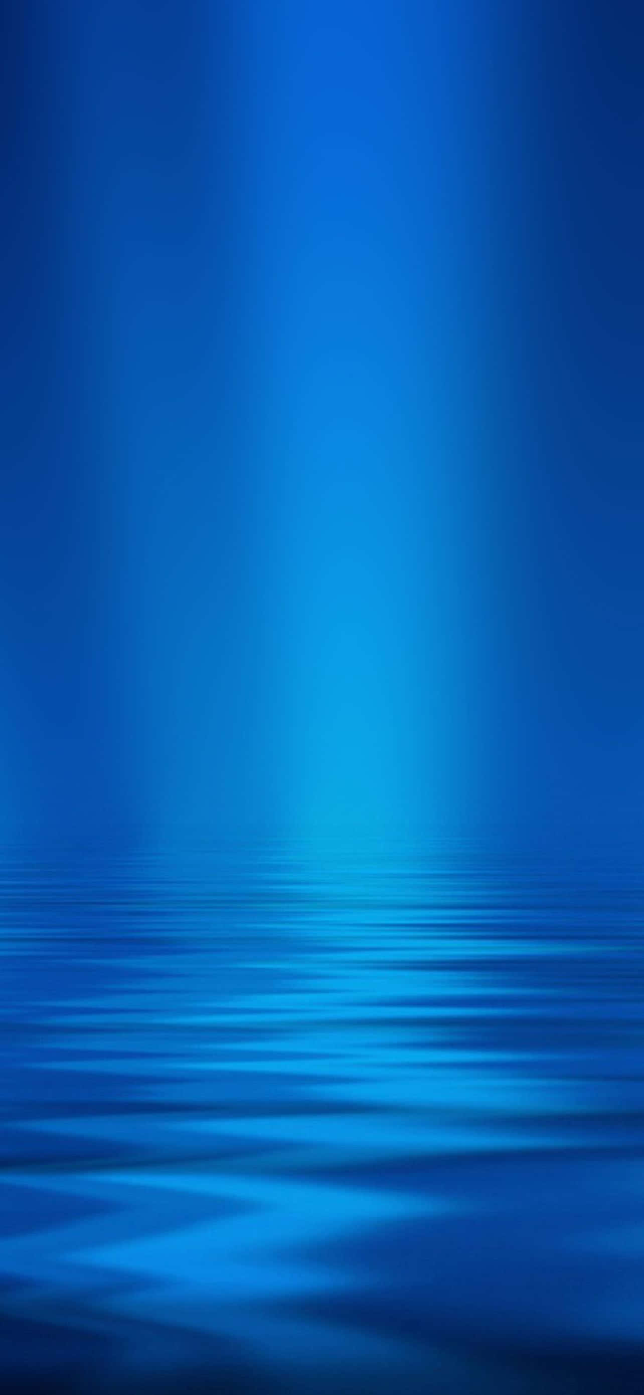 Blue iPhone 桌布 壁紙 — 從深藍到淺藍的寧靜漸變從上方散發，柔和地反射在下方平靜的水面上。
