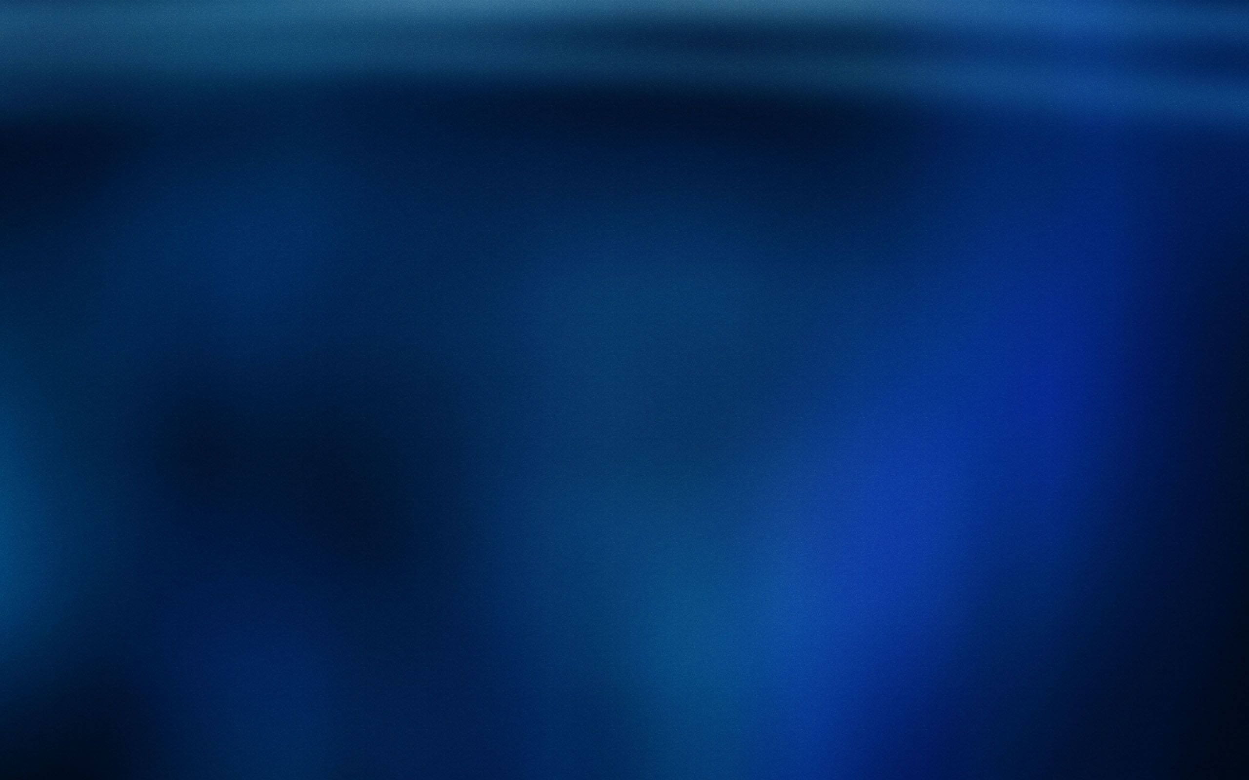 Blue Sky 桌布 壁紙 — 從深靛藍到充滿活力的藍色的寧靜漸變，在柔和模糊的抽象構圖中喚起平靜與神秘。