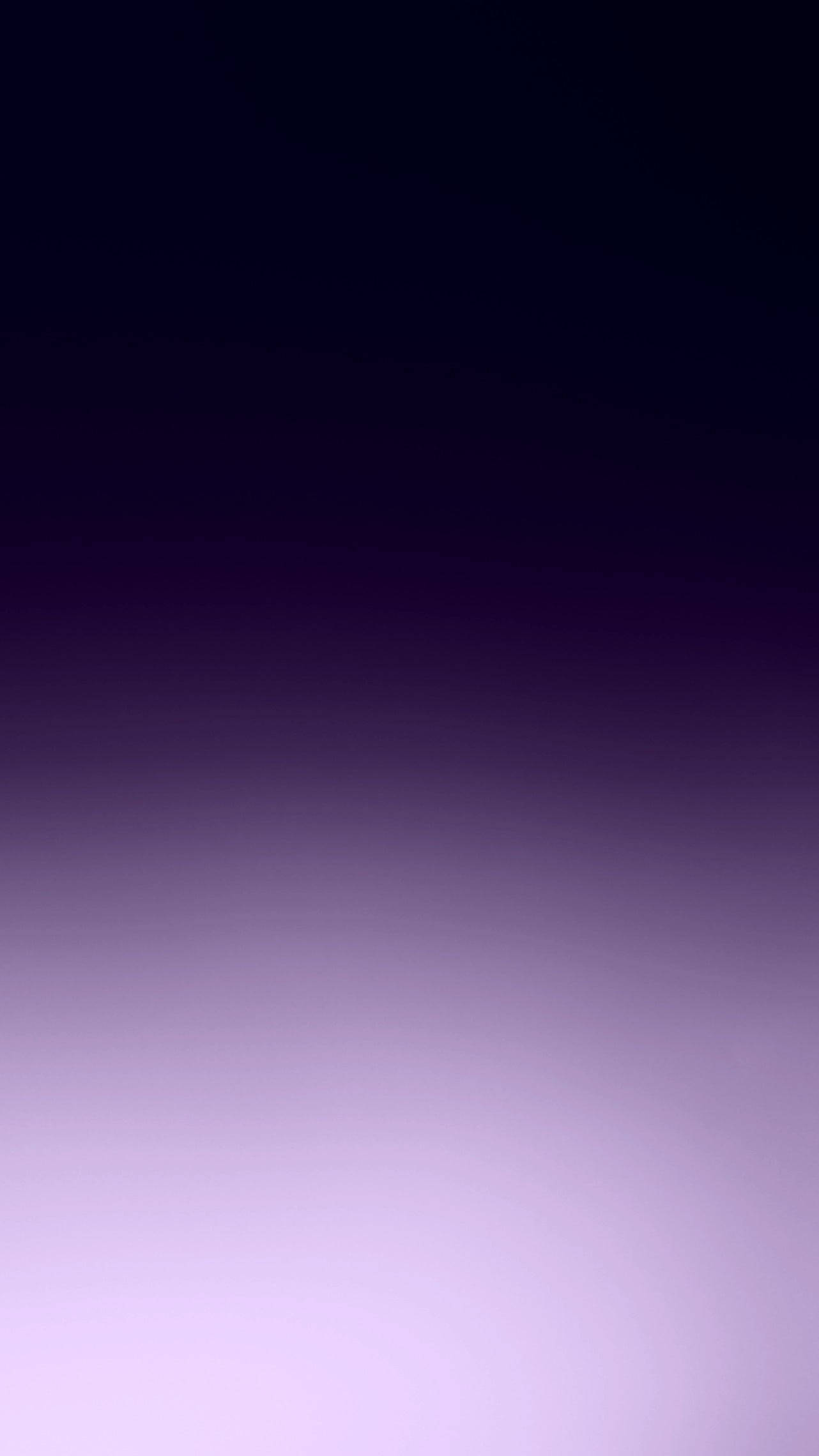 Gradient 桌布 壁紙 — 從深黑色到柔和薰衣草的平滑漸變，營造出寧靜的極簡抽象背景。