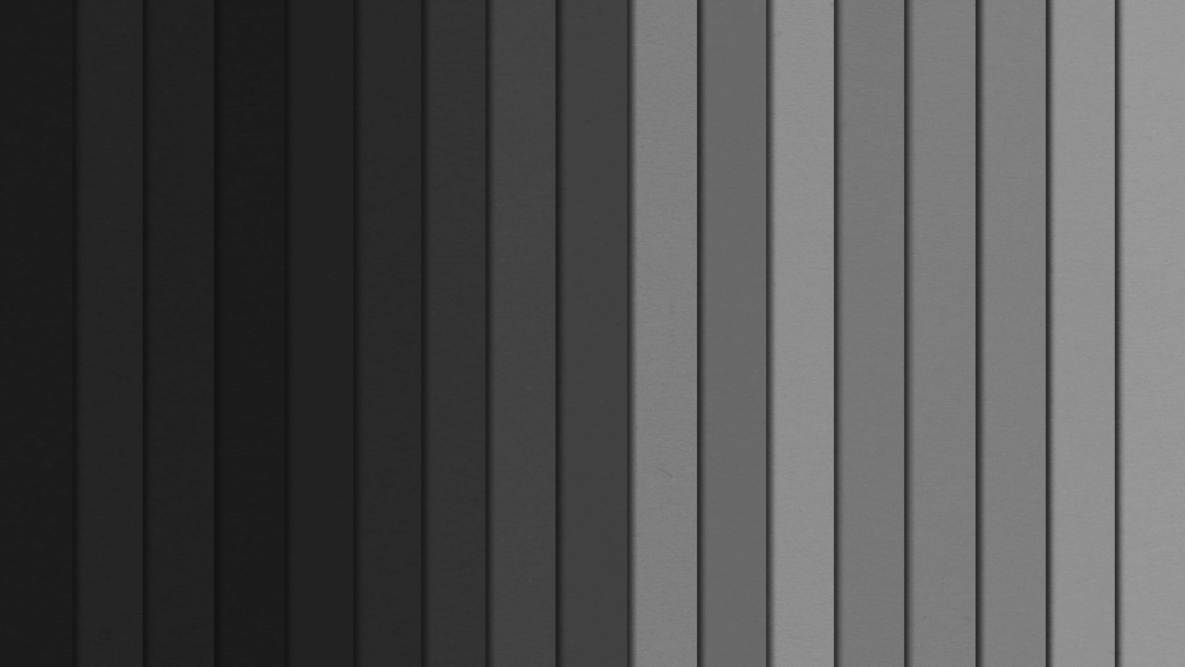Grey Texture 桌布 壁紙 — 從深黑色到淺灰色的垂直灰色條紋的極簡漸變。
