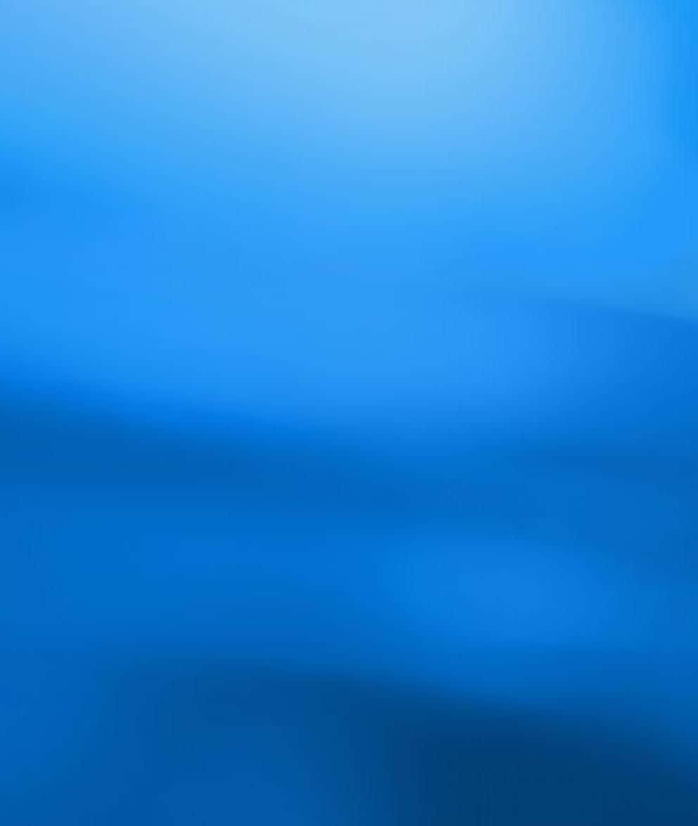 海洋藍 桌布 壁紙 — 從淺到深的寧靜藍色調漸變，令人聯想到海洋深處或黃昏的天空。