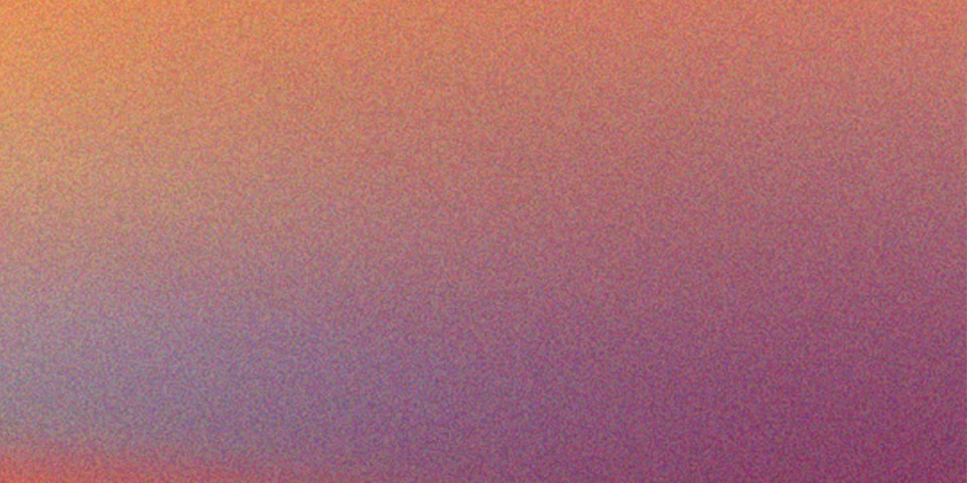 Abstract Gradient Background Texture in Dusty Rose Peach and Purple Hues 壁紙 — 從溫暖的橙色到涼爽的紫色柔和漸變，整個畫面帶有微妙的顆粒紋理。