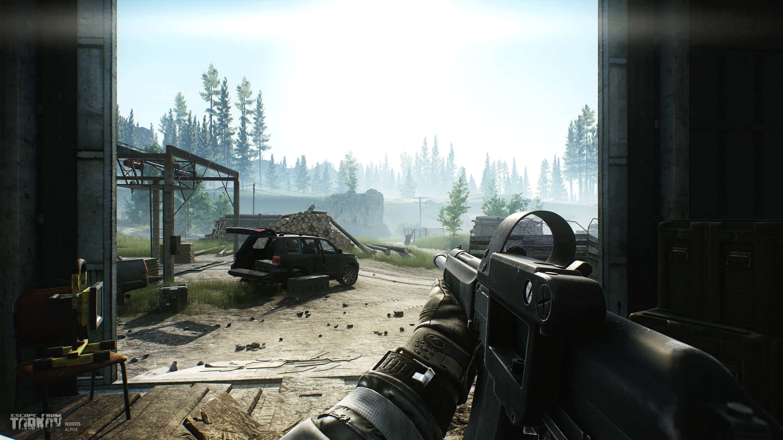 First-person Shooter Games 桌布 壁紙 — 從破舊建築物內部以第一人稱視角望向霧氣瀰漫的森林，有一輛停泊的SUV和散落的碎片。