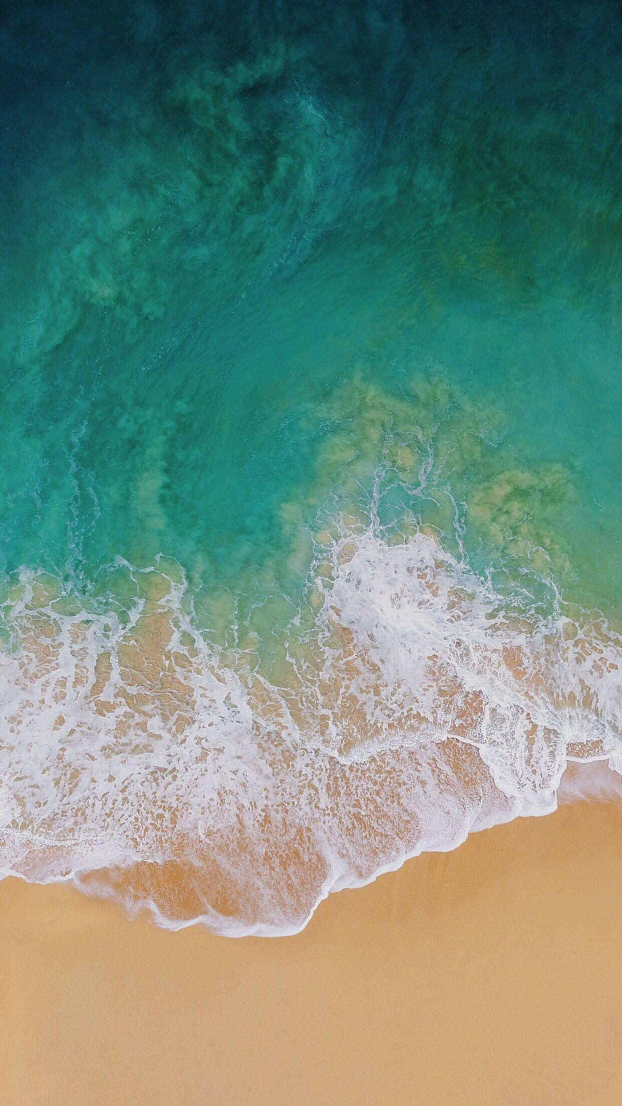 iPad Pro 桌布 壁紙 — 從空中俯瞰，在寧靜的海岸景色中，碧綠的海浪拍打著金色的沙灘。