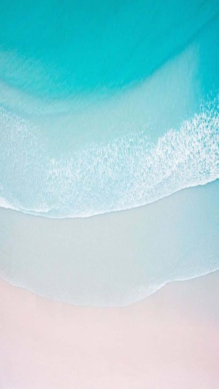 海灘 桌布 壁紙 — 從空中俯瞰，碧綠的海浪輕輕拍打柔軟的粉紅色沙灘。