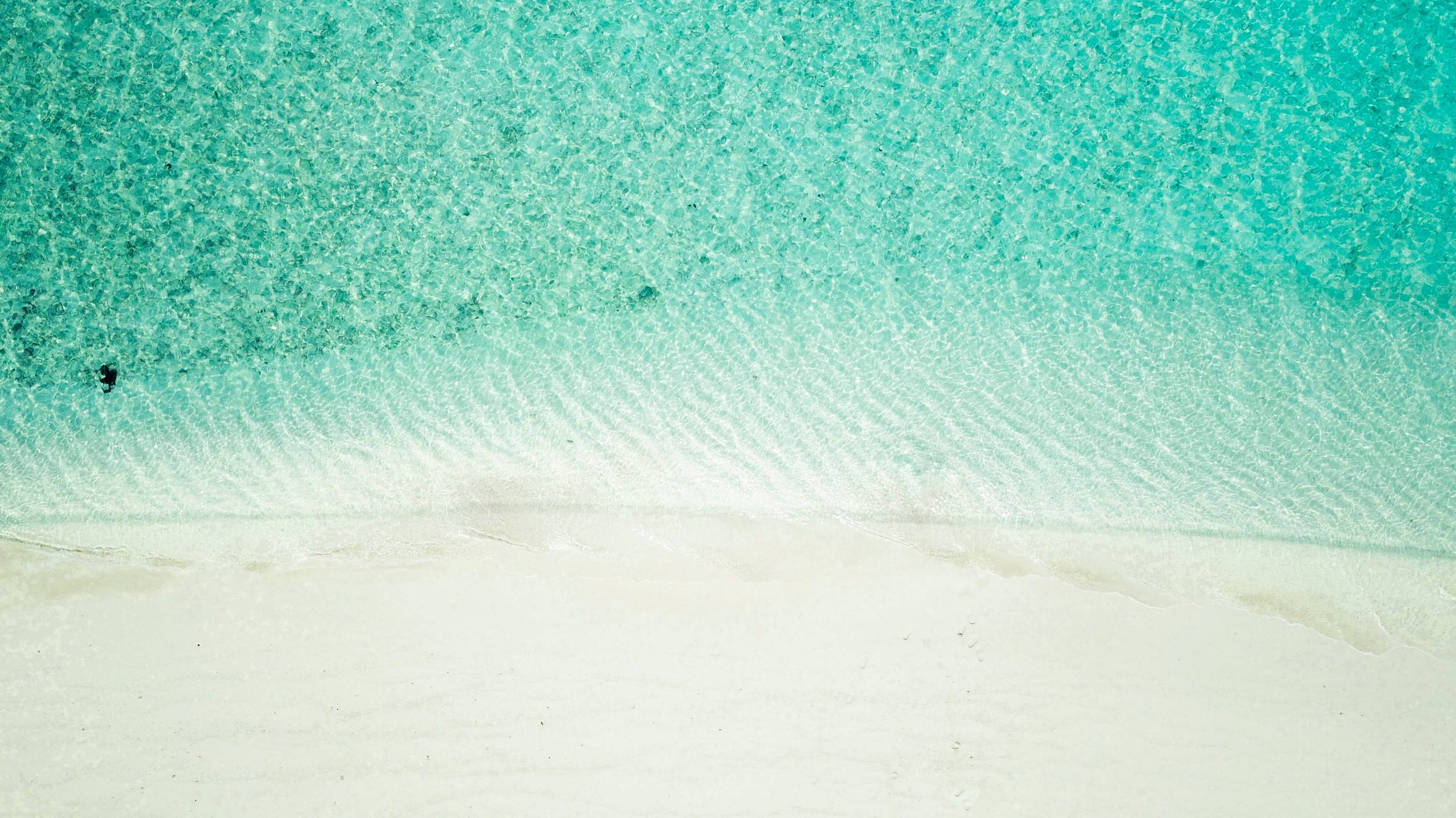 White Beach 桌布 壁紙 — 從空中俯瞰，碧綠的海浪輕輕拍打著純淨的白色沙灘。