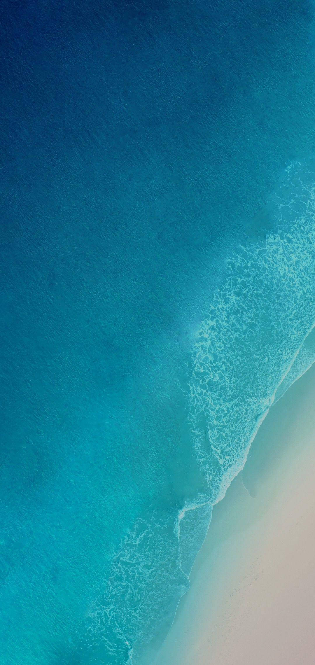 waves 桌布 壁紙 — 從空中俯瞰，綠松石色的海浪輕輕拍打著淡色沙灘，呈現出充滿活力的漸變藍色。