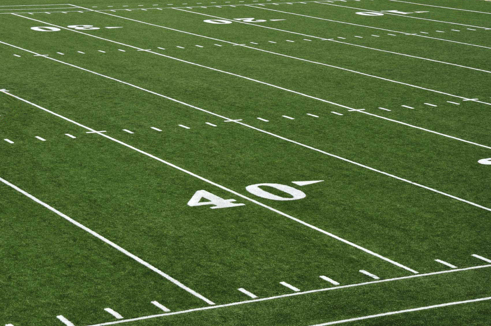 Football Field 桌布 壁紙 — 從空中俯瞰一片充滿活力的綠色足球場，帶有清晰的白線和顯眼的40碼標記。