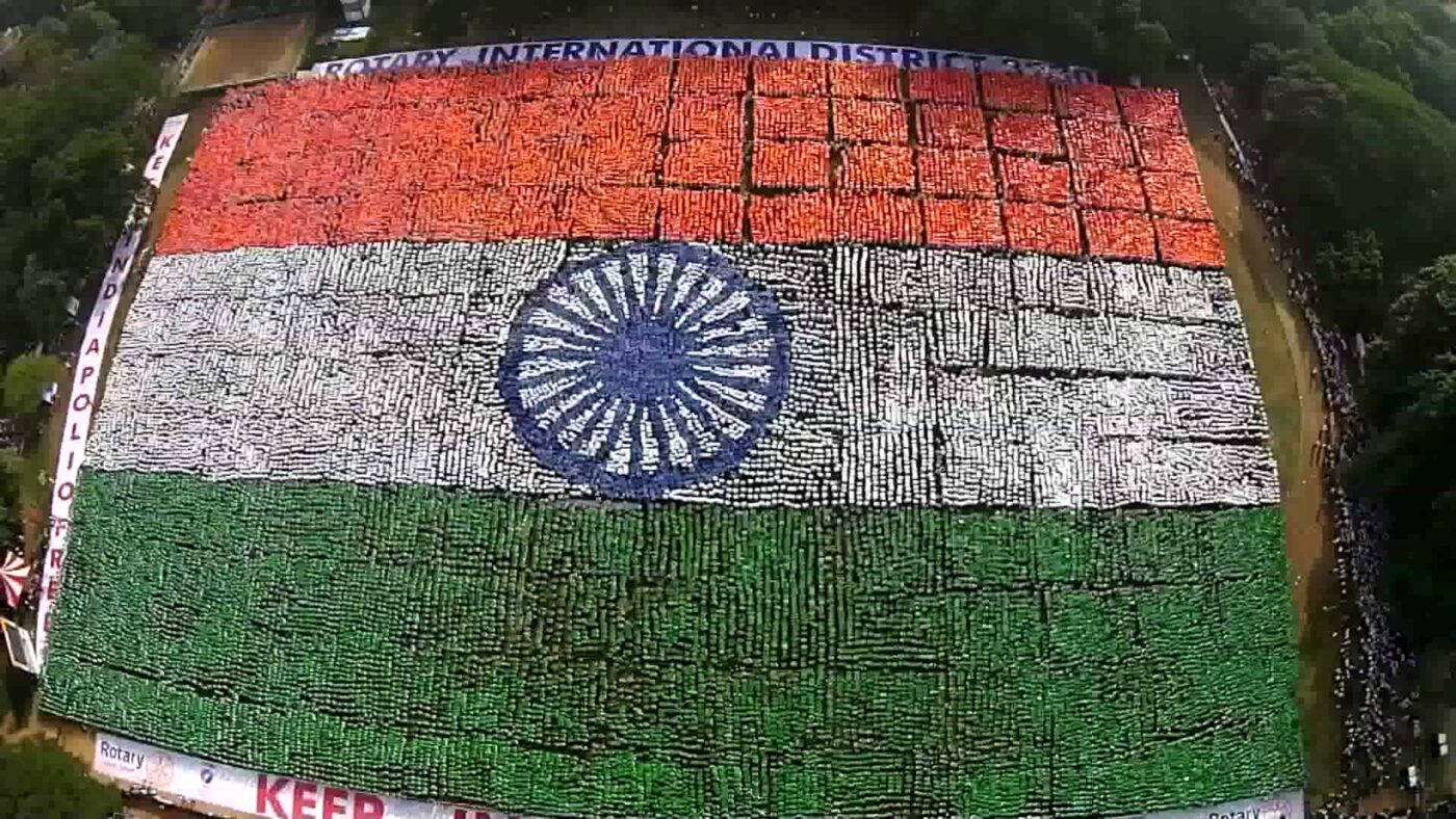 Indian 桌布 壁紙 — 從空中俯瞰數千人在扶輪社活動中組成印度國旗的巨大馬賽克。